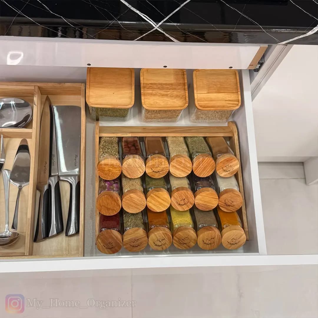 استند جا ادویه چوبی ۱۸ عددی با شیشه درب چوبی — تصویر ۳