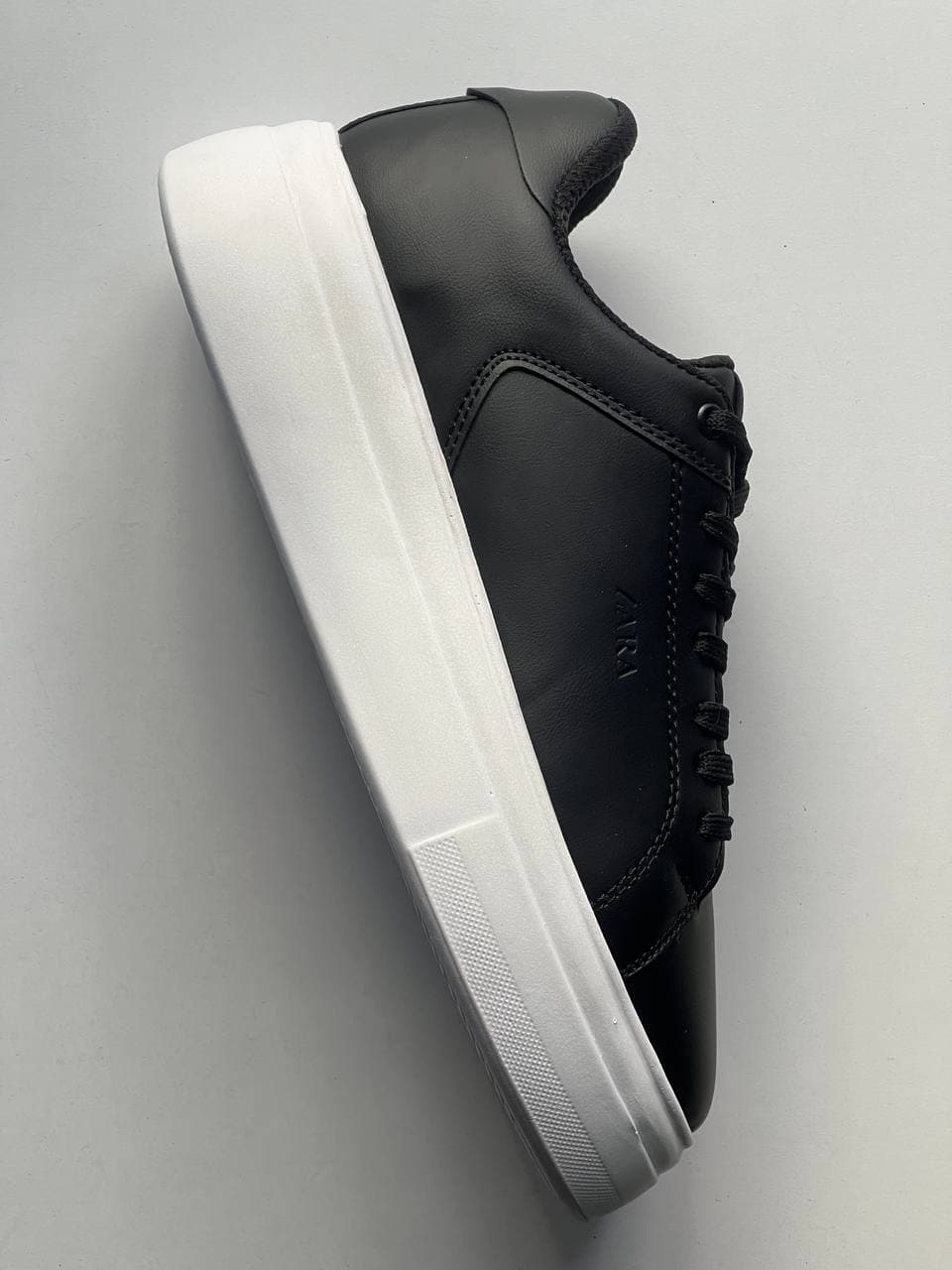 کفش کتونی مردانه زارا مشکی سفید ZARA — تصویر ۲