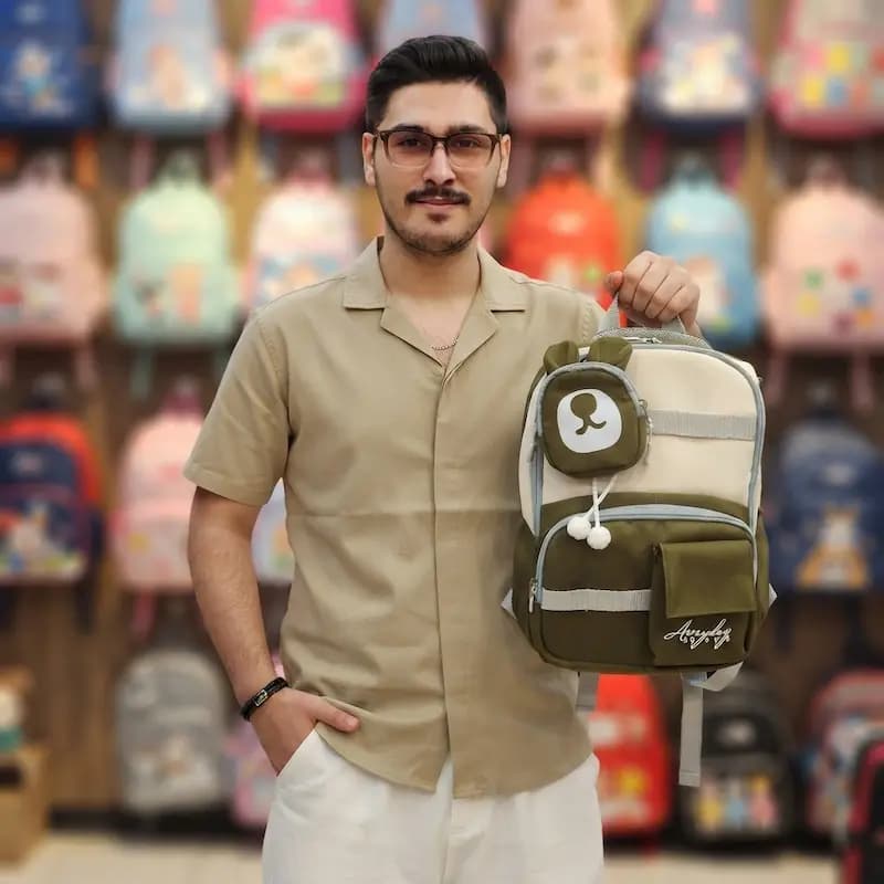 کوله پشتی فانتزی زیتونی با جیب جلویی طرح‌ دار کد 10246 — تصویر ۲