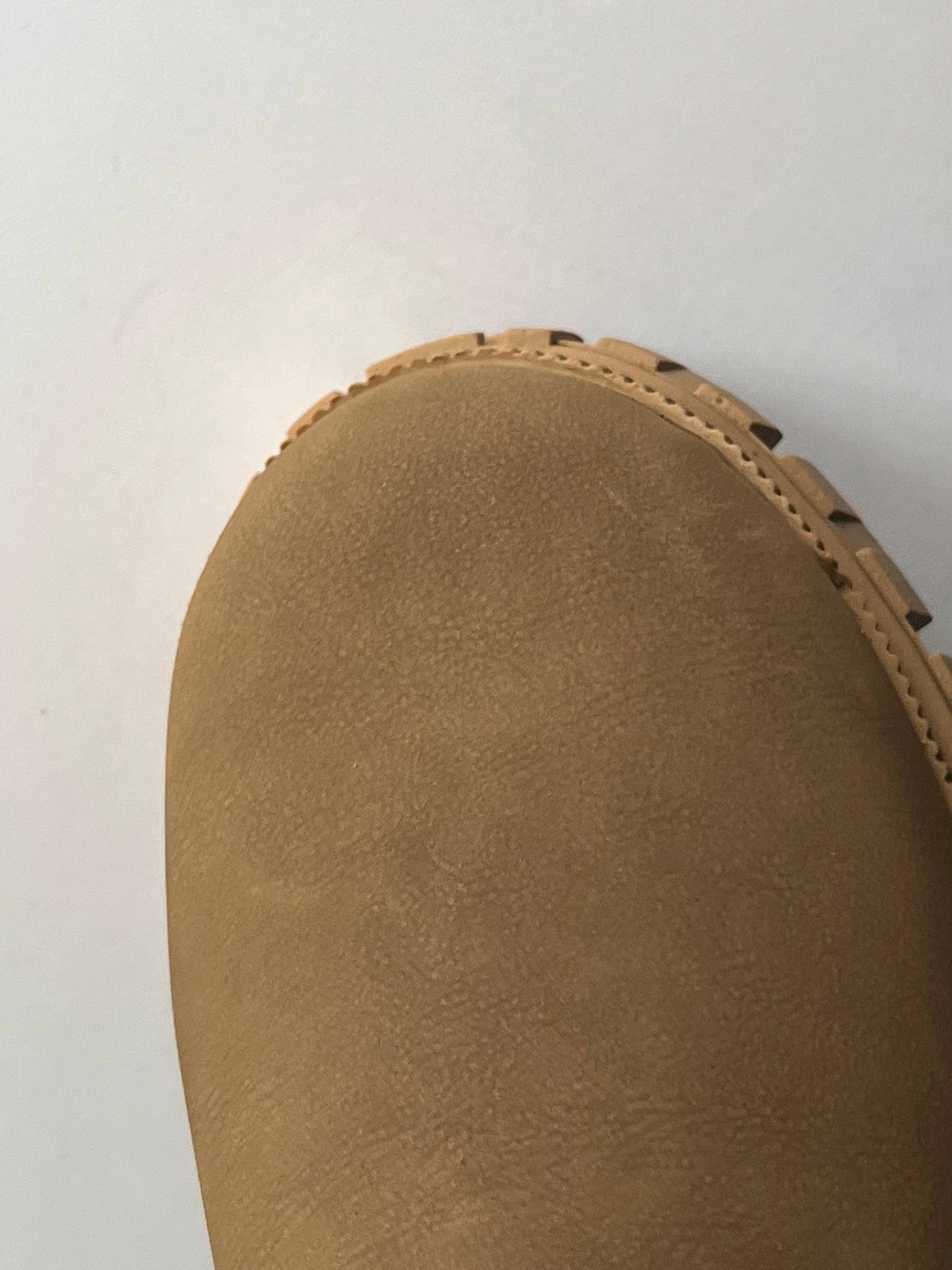 بوت مردانه فندی بغل کش نبوک رنگ کرم — تصویر ۶