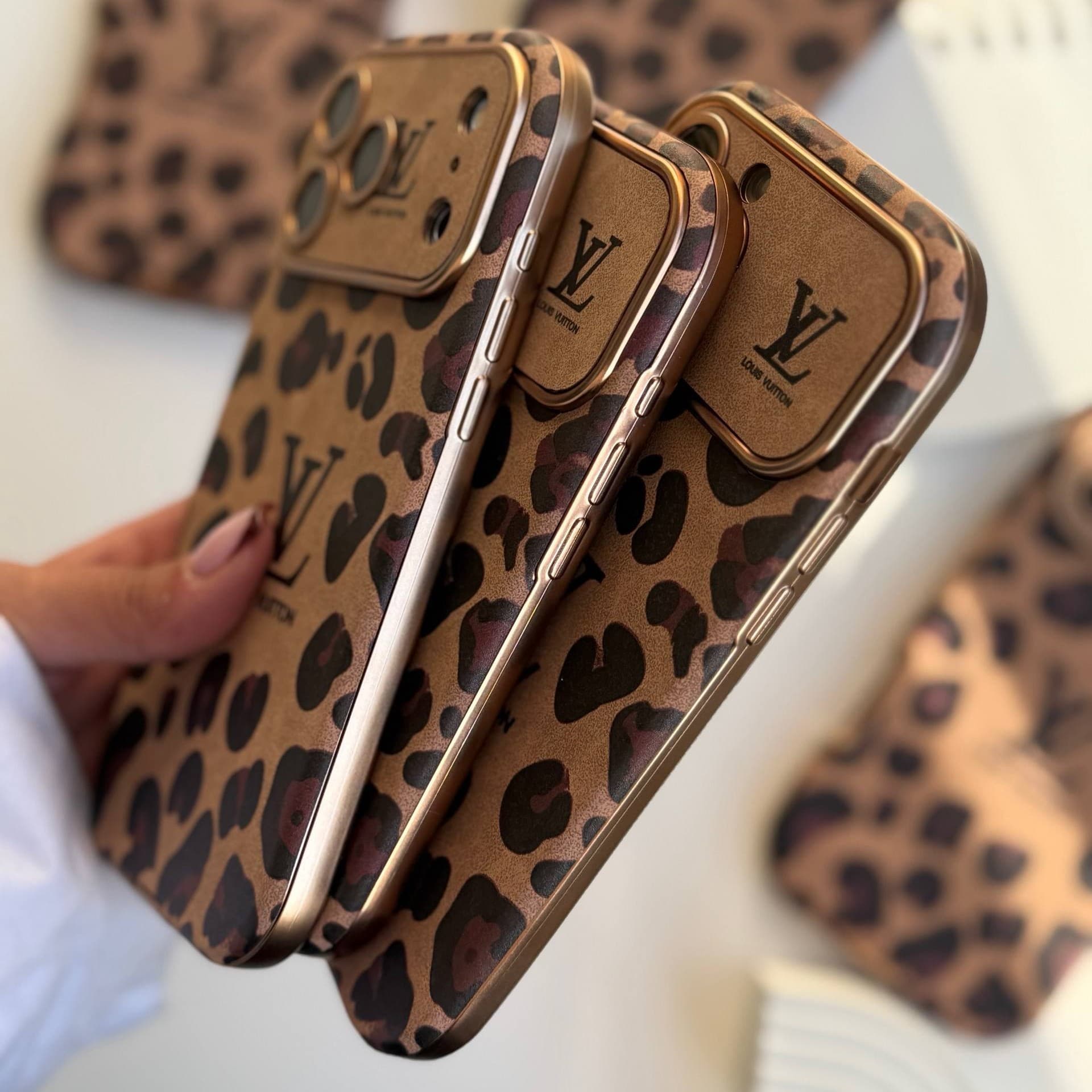 قاب Louis Vuitton Leopard Golden — تصویر ۵
