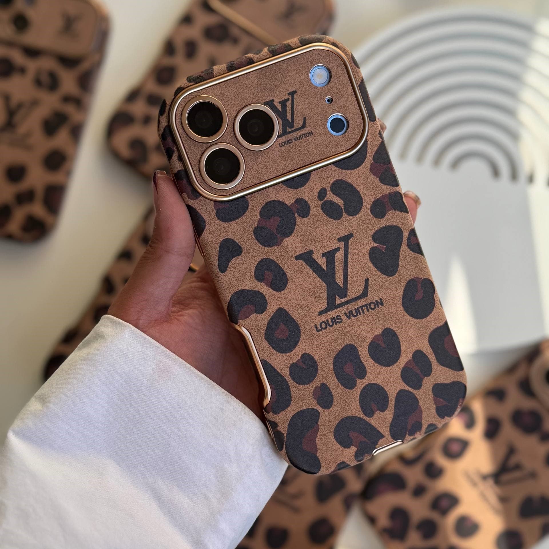 قاب Louis Vuitton Leopard Golden — تصویر ۶