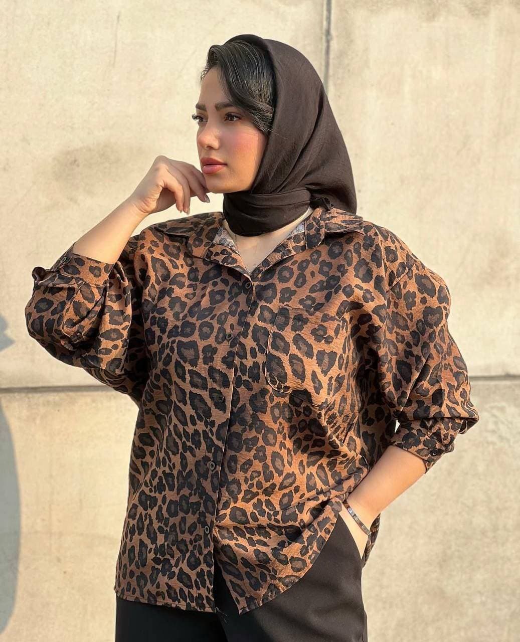 شومیز زنانه اسپرسو طرح پلنگی پارچه بوگاتی گشاد (کد: 20937) — تصویر ۵