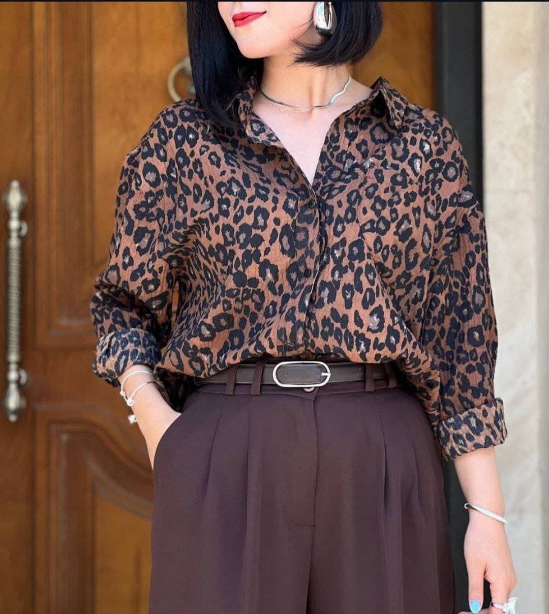 شومیز زنانه اسپرسو طرح پلنگی پارچه بوگاتی گشاد (کد: 20937) — تصویر ۳