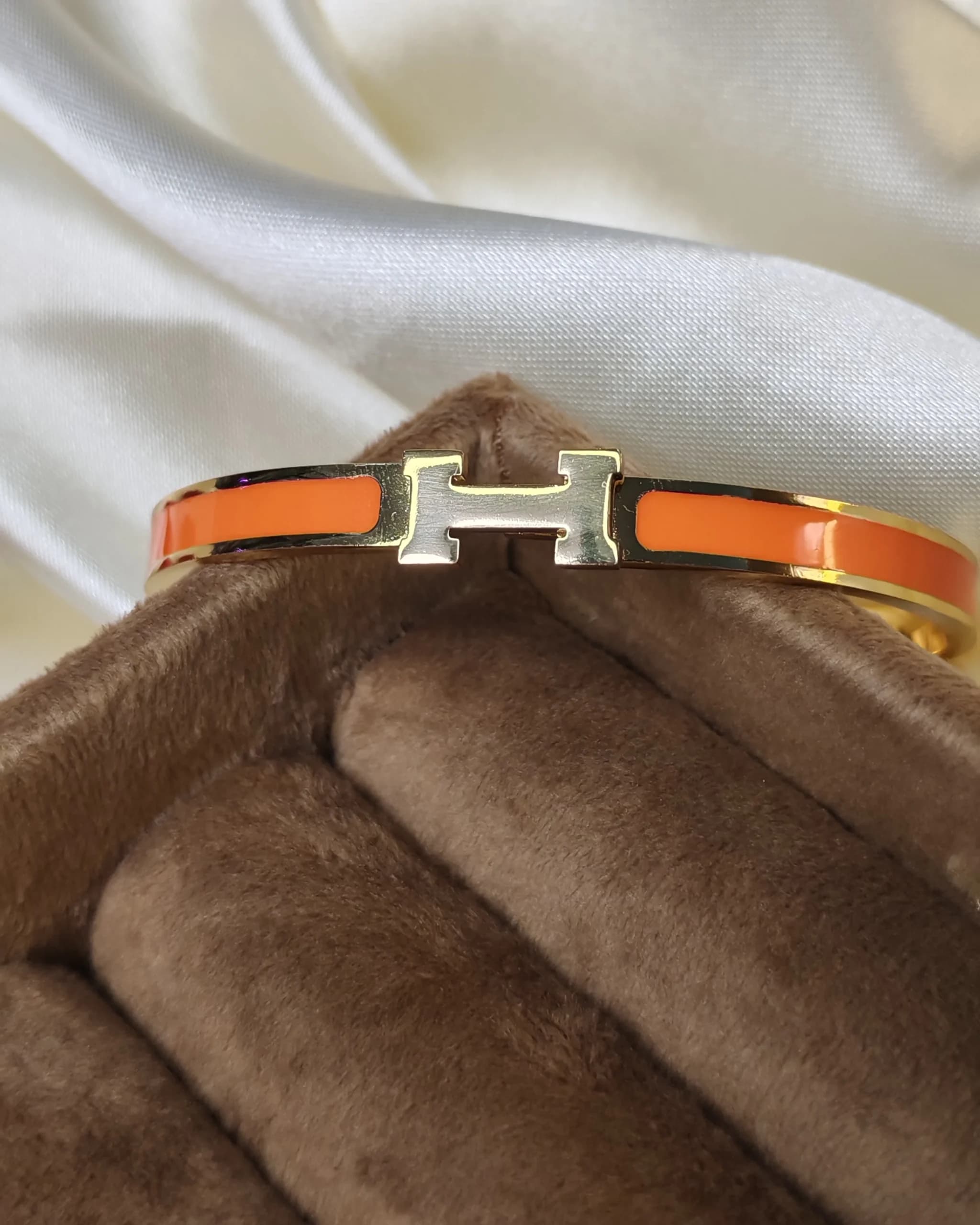 دستبند بنگل هرمس (Hermes) | رنگ نارنجی — تصویر ۳