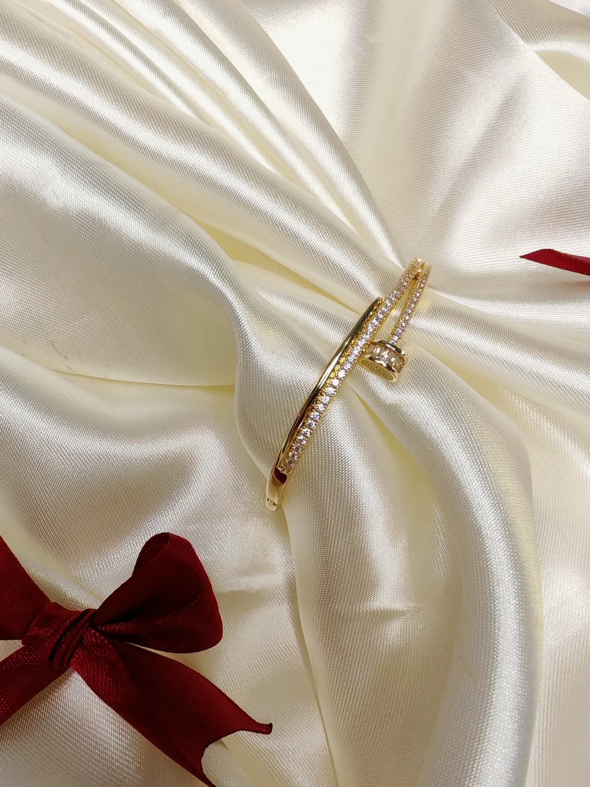 دستبند بنگل میخ کارتیه جواهری(Cartier Love) طلایی — تصویر ۶