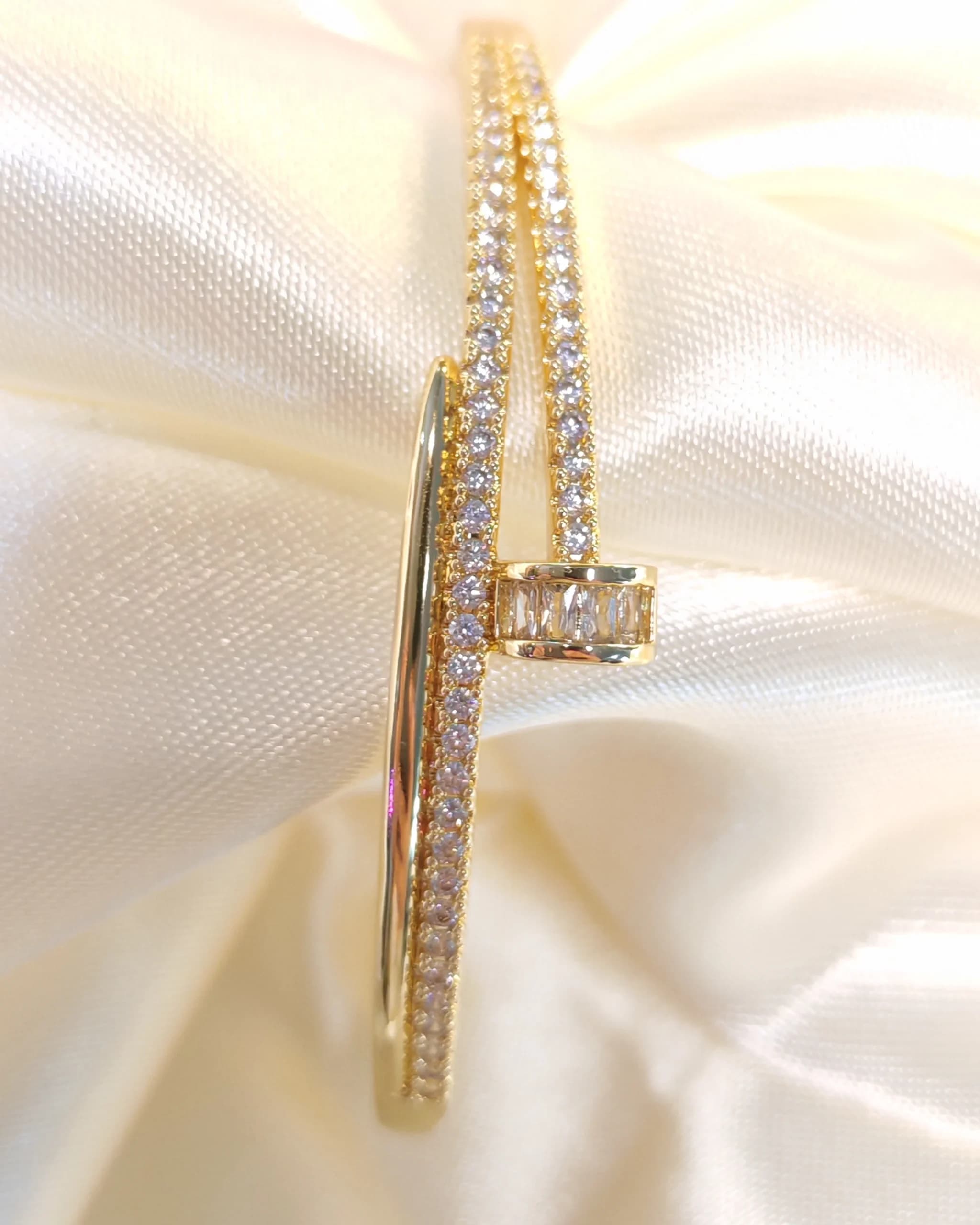 دستبند بنگل میخ کارتیه جواهری(Cartier Love) طلایی — تصویر ۳