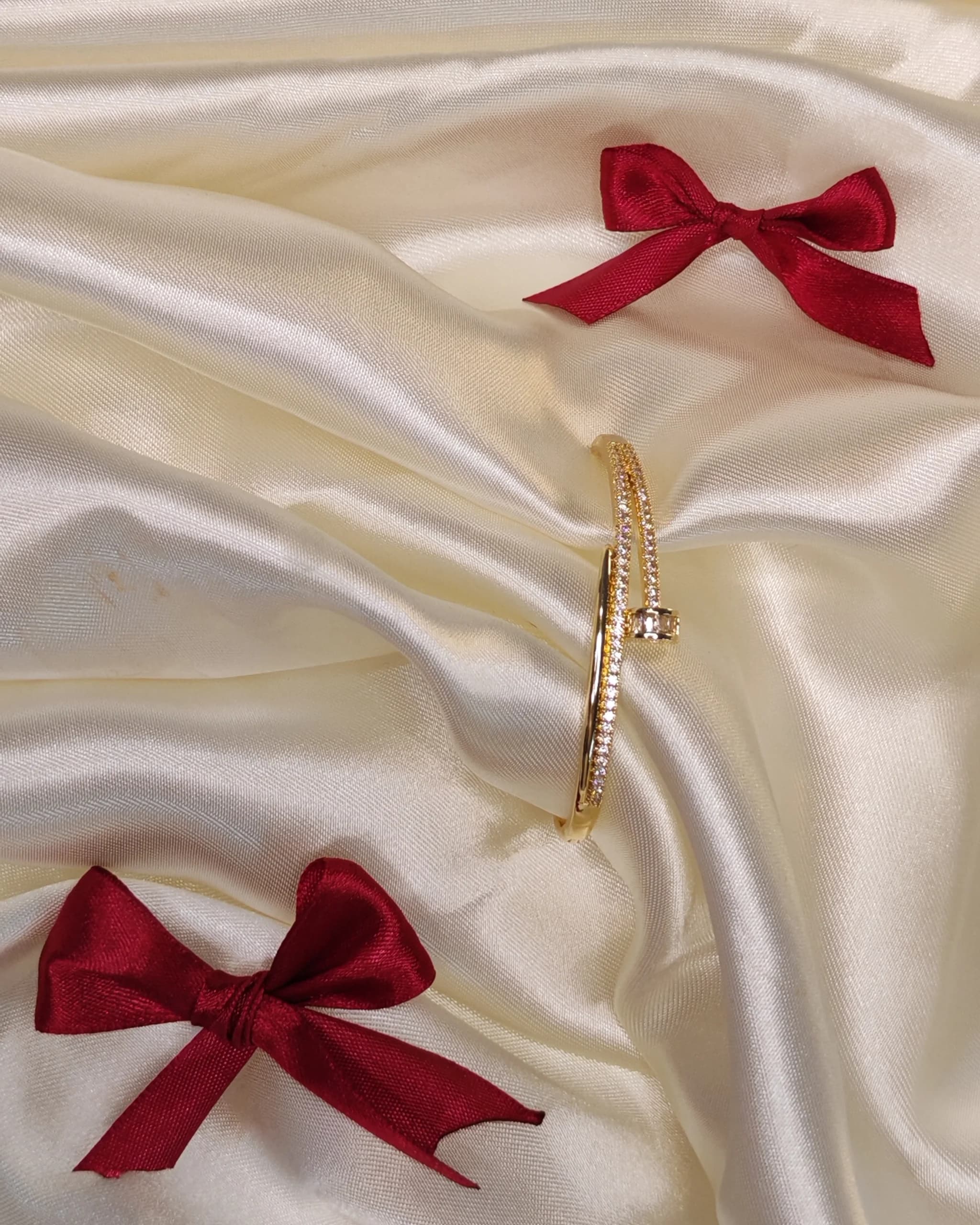 دستبند بنگل میخ کارتیه جواهری(Cartier Love) طلایی — تصویر ۷