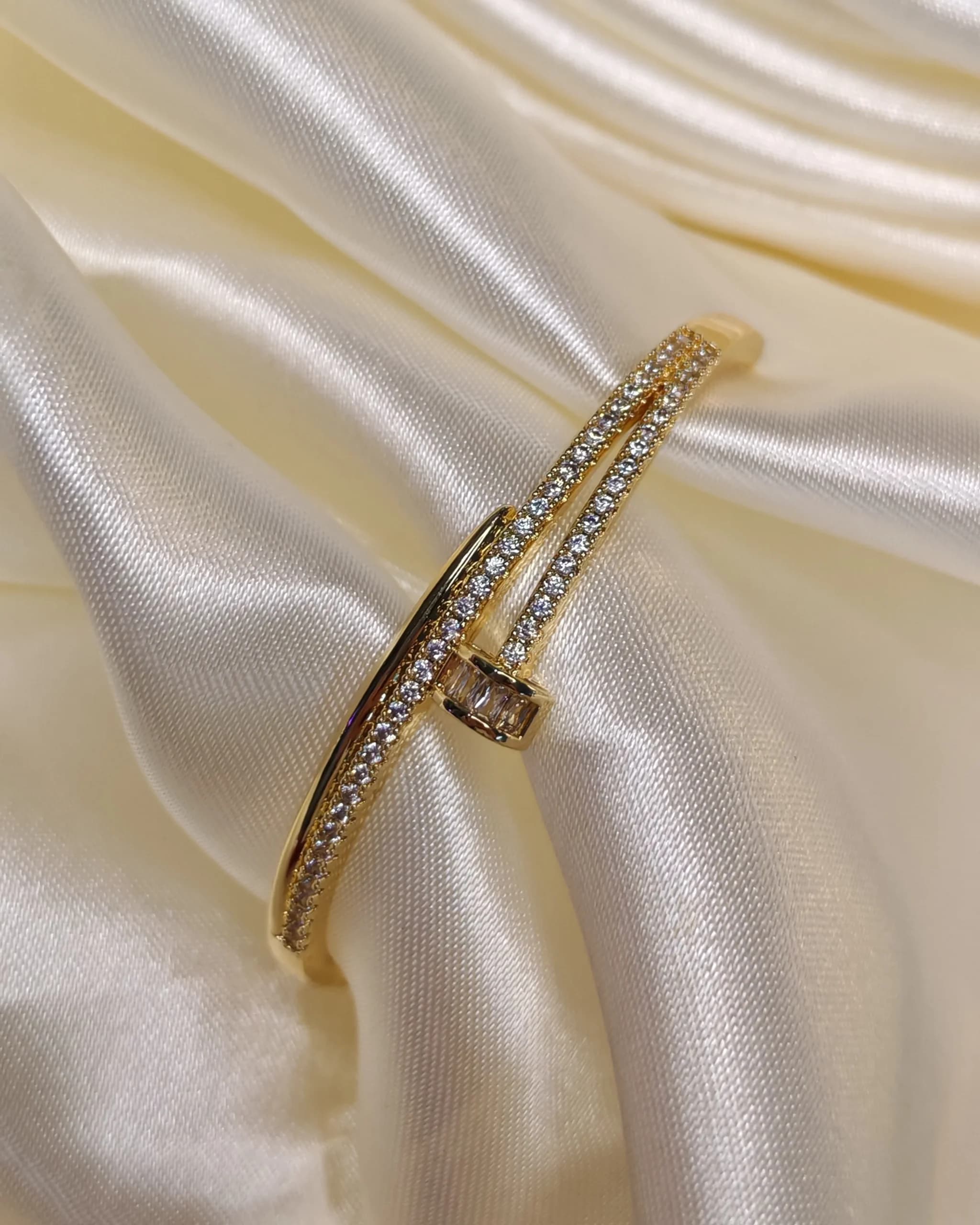 دستبند بنگل میخ کارتیه جواهری(Cartier Love) طلایی — تصویر ۹