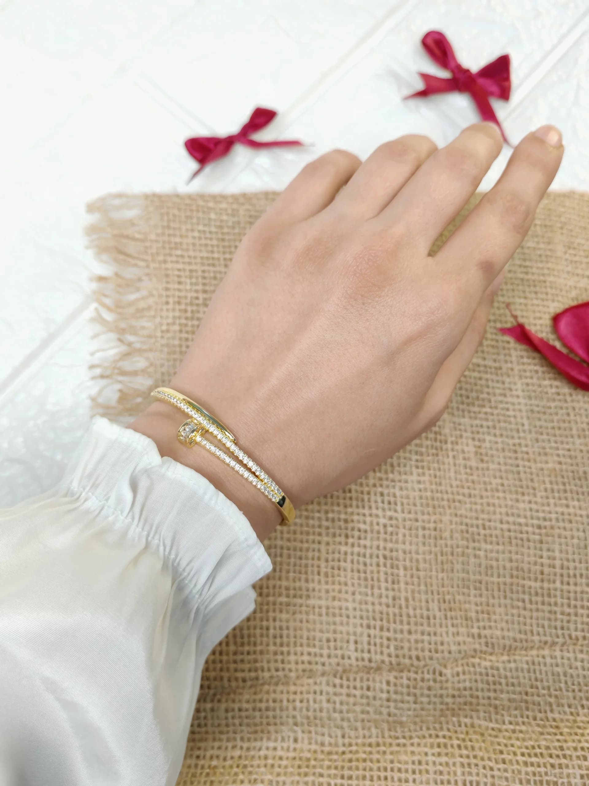 دستبند بنگل میخ کارتیه جواهری(Cartier Love) طلایی — تصویر ۴