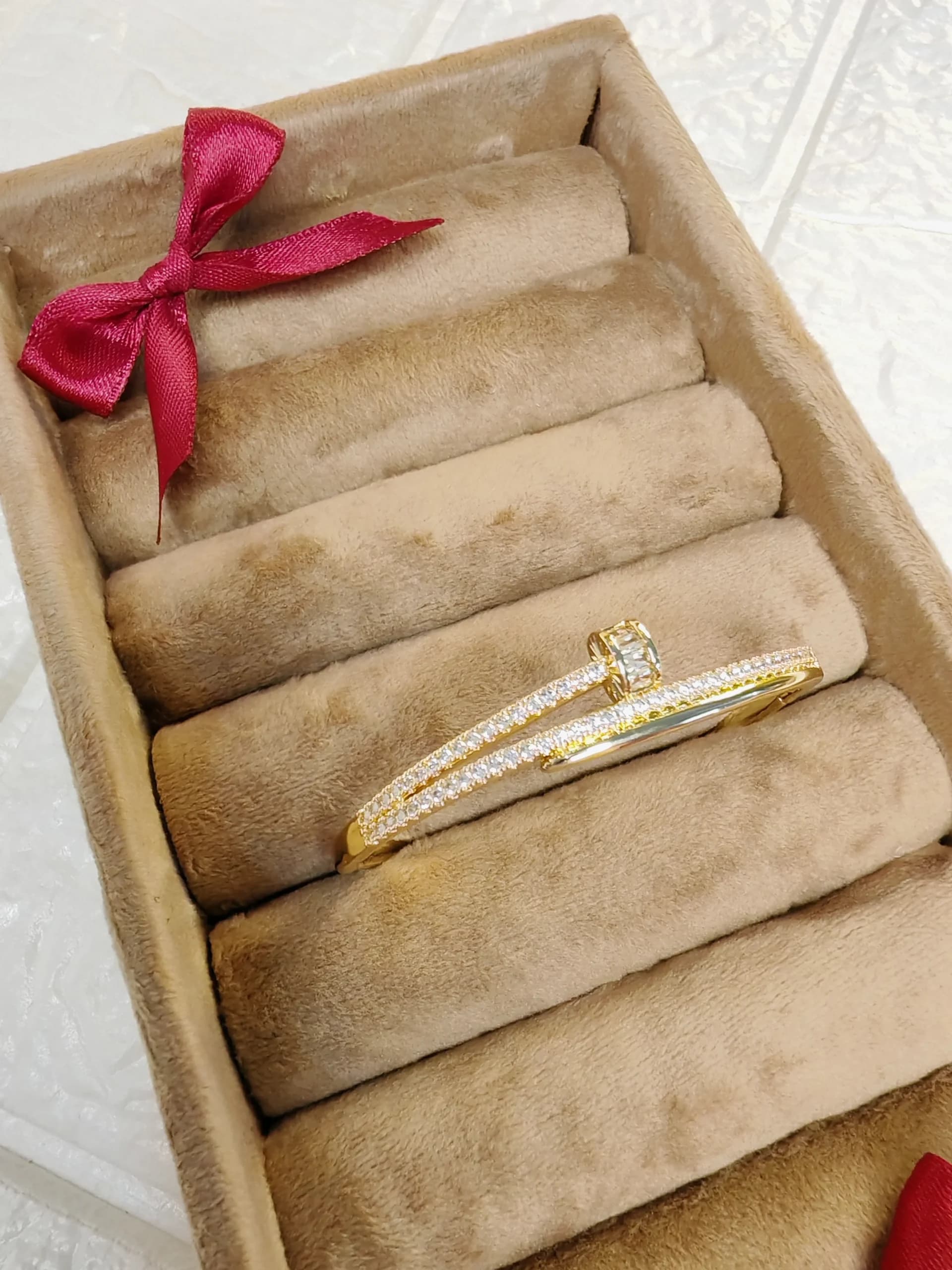 دستبند بنگل میخ کارتیه جواهری(Cartier Love) طلایی — تصویر ۵