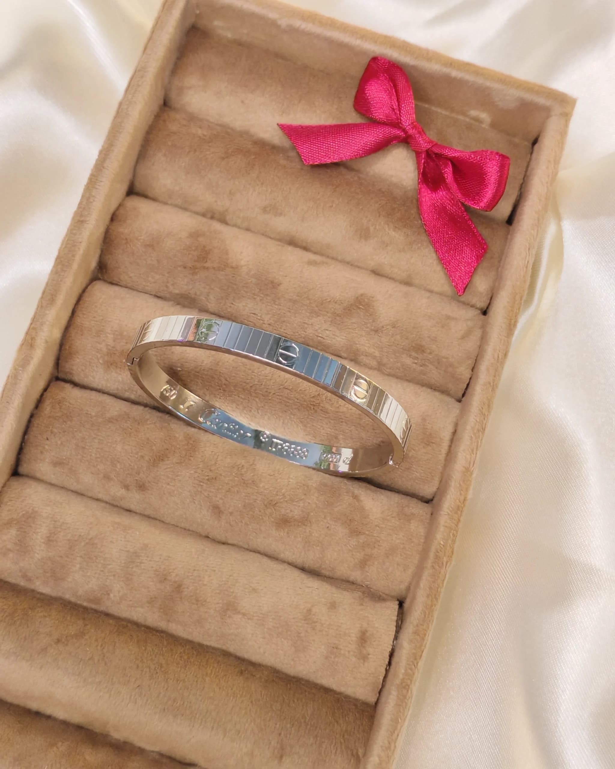 دستبند بنگل کارتیه لاو طرح پیچ شیاردار طلایی و نقره ای (Cartier Love) — تصویر ۷