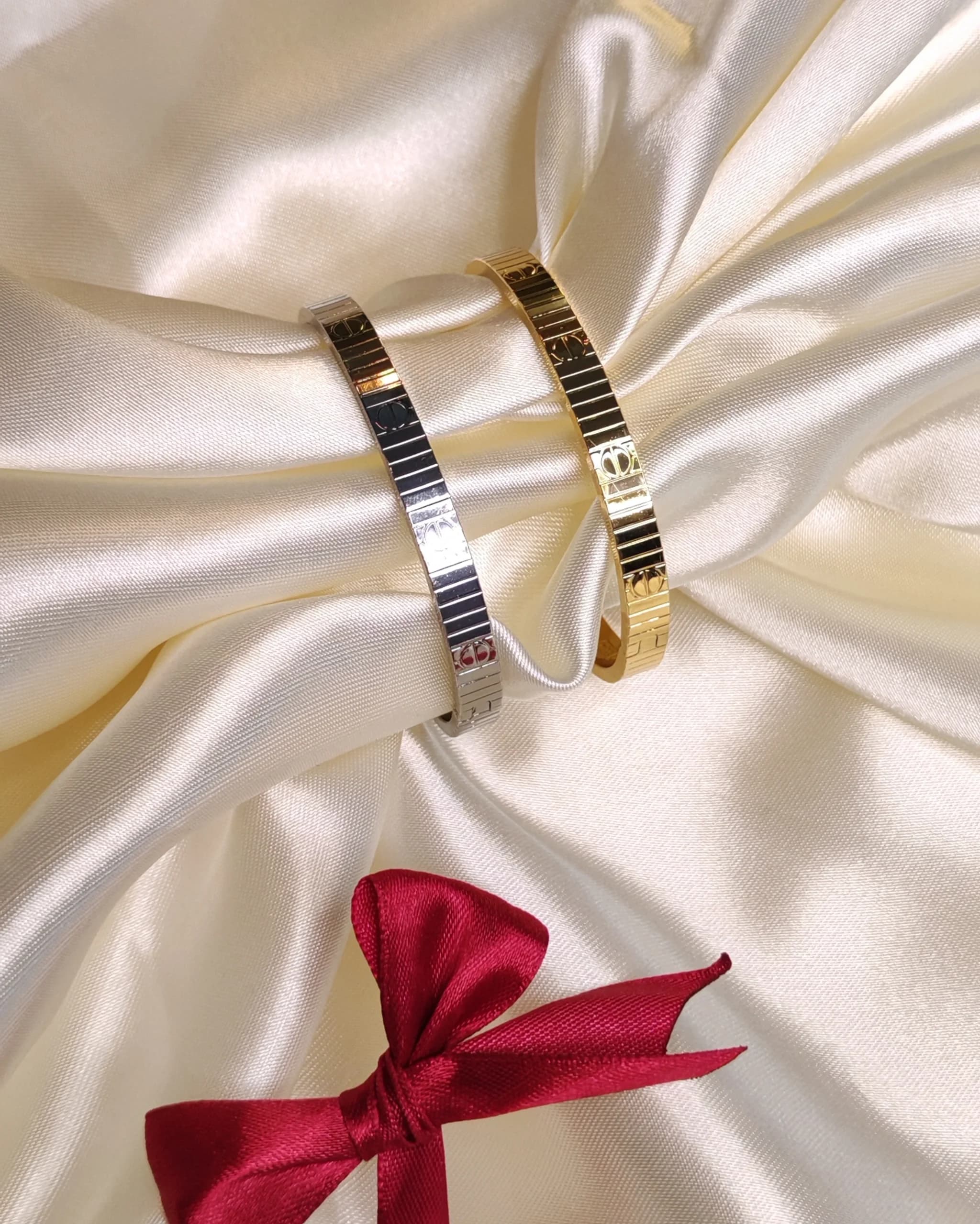 دستبند بنگل کارتیه لاو طرح پیچ شیاردار طلایی و نقره ای (Cartier Love) — تصویر ۸