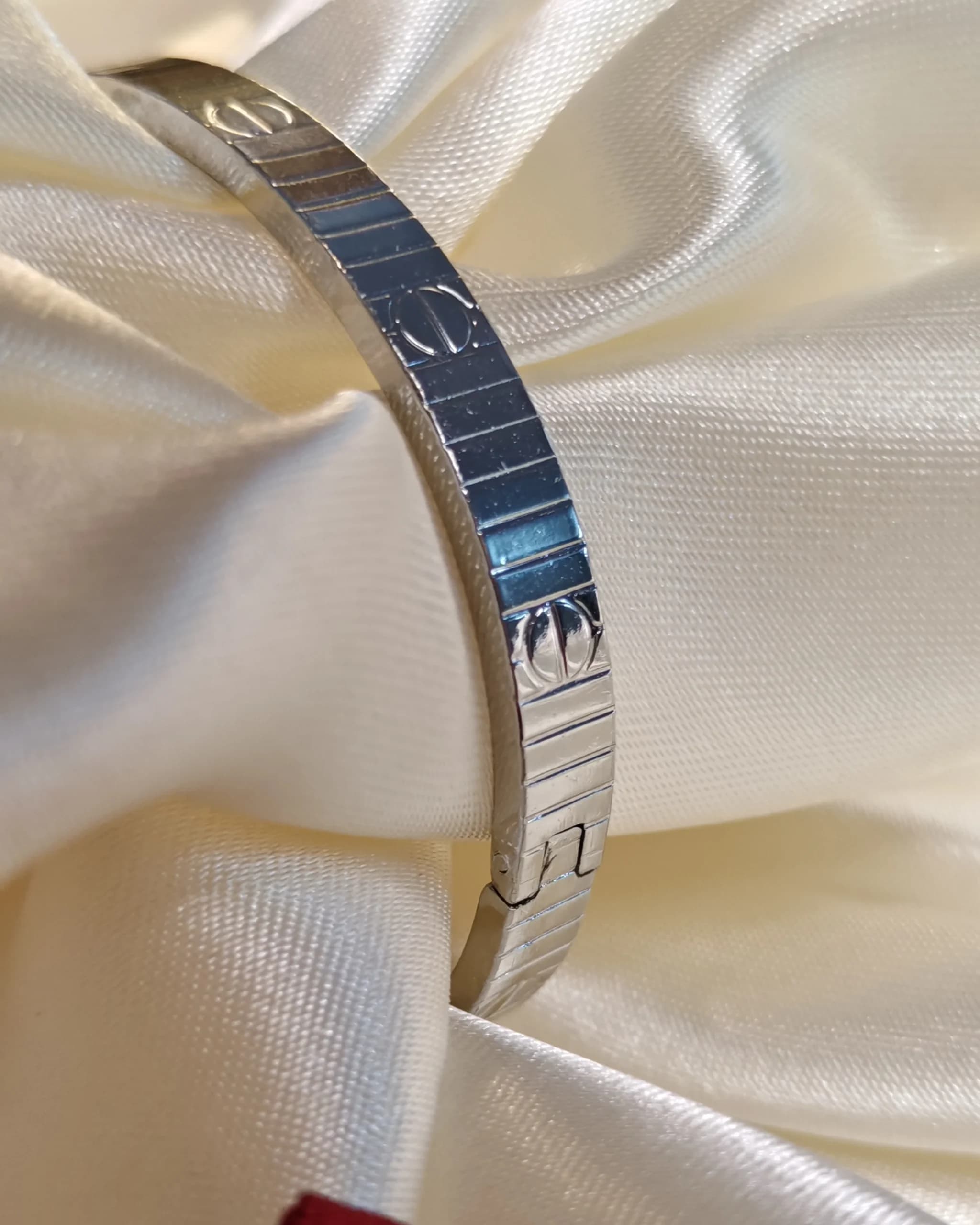 دستبند بنگل کارتیه لاو طرح پیچ شیاردار طلایی و نقره ای (Cartier Love) — تصویر ۵