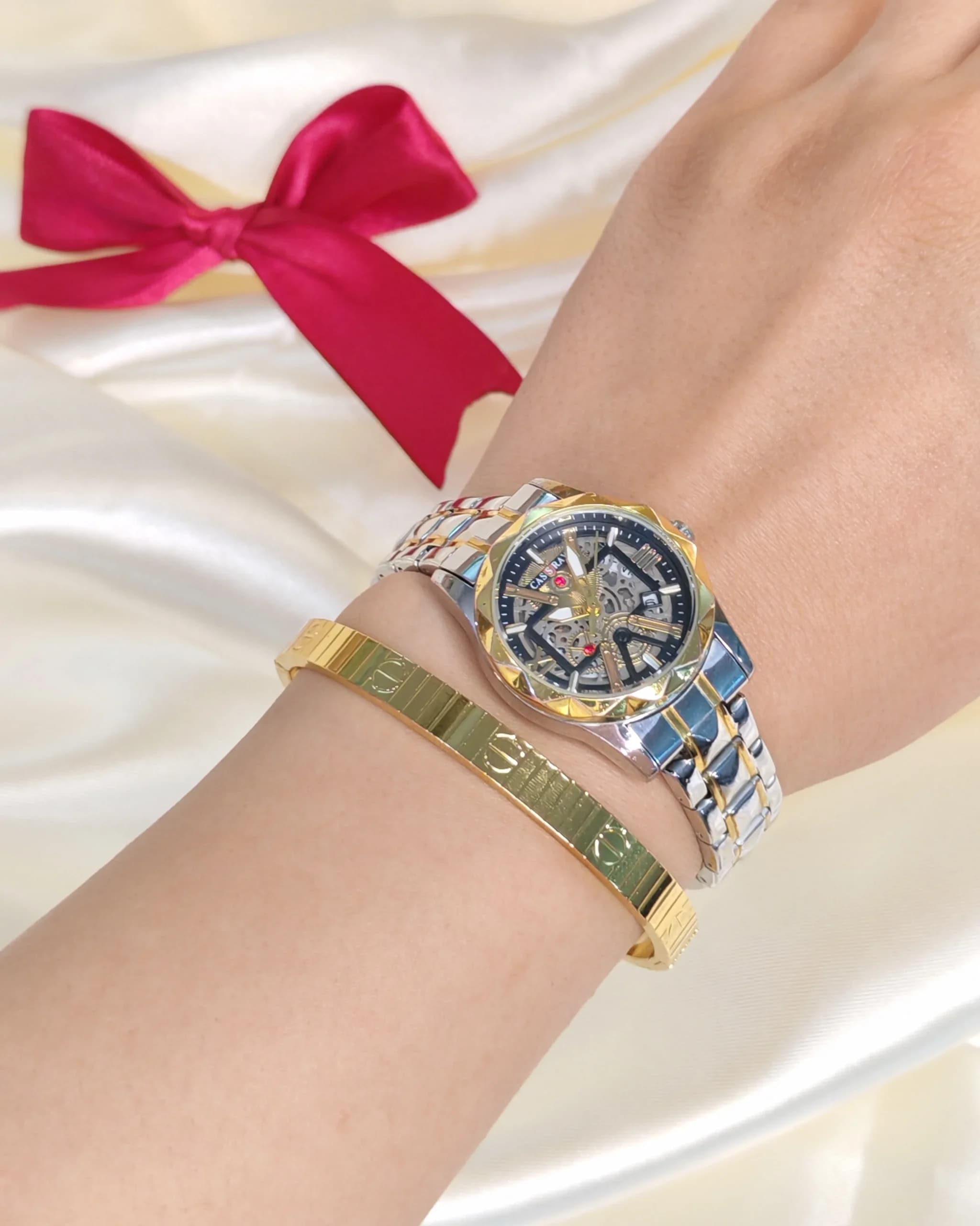 دستبند بنگل کارتیه لاو طرح پیچ شیاردار طلایی و نقره ای (Cartier Love) — تصویر ۳