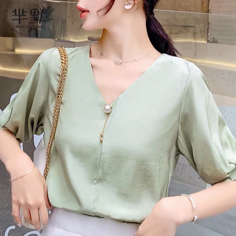 شومیز ساتن حریر گل سینه دار — تصویر ۳