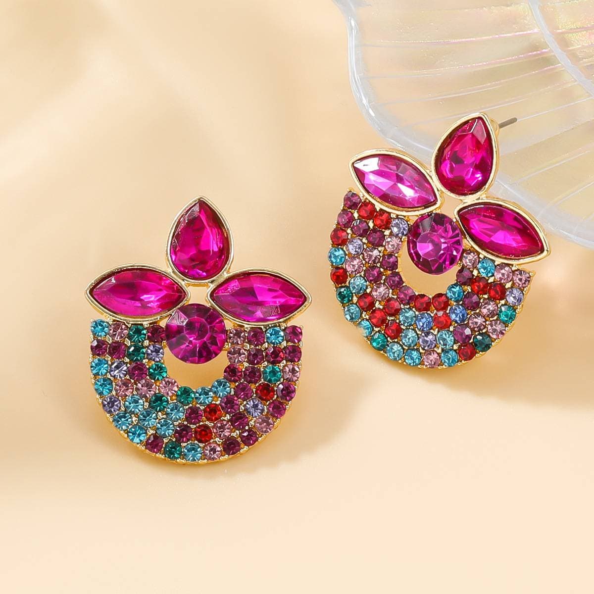 گوشواره دخترانه **Fashion Jewelry** | بند میخی | نگین‌دار رنگی | طلایی با کریستال صورتی و سبز