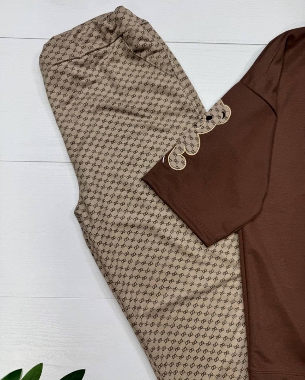 ست تیشرت و شلوار راحتی زنانه پنبه گلکسی طرح تدی و گوچی (کد: ۱۲۶۳۰) — تصویر ۶