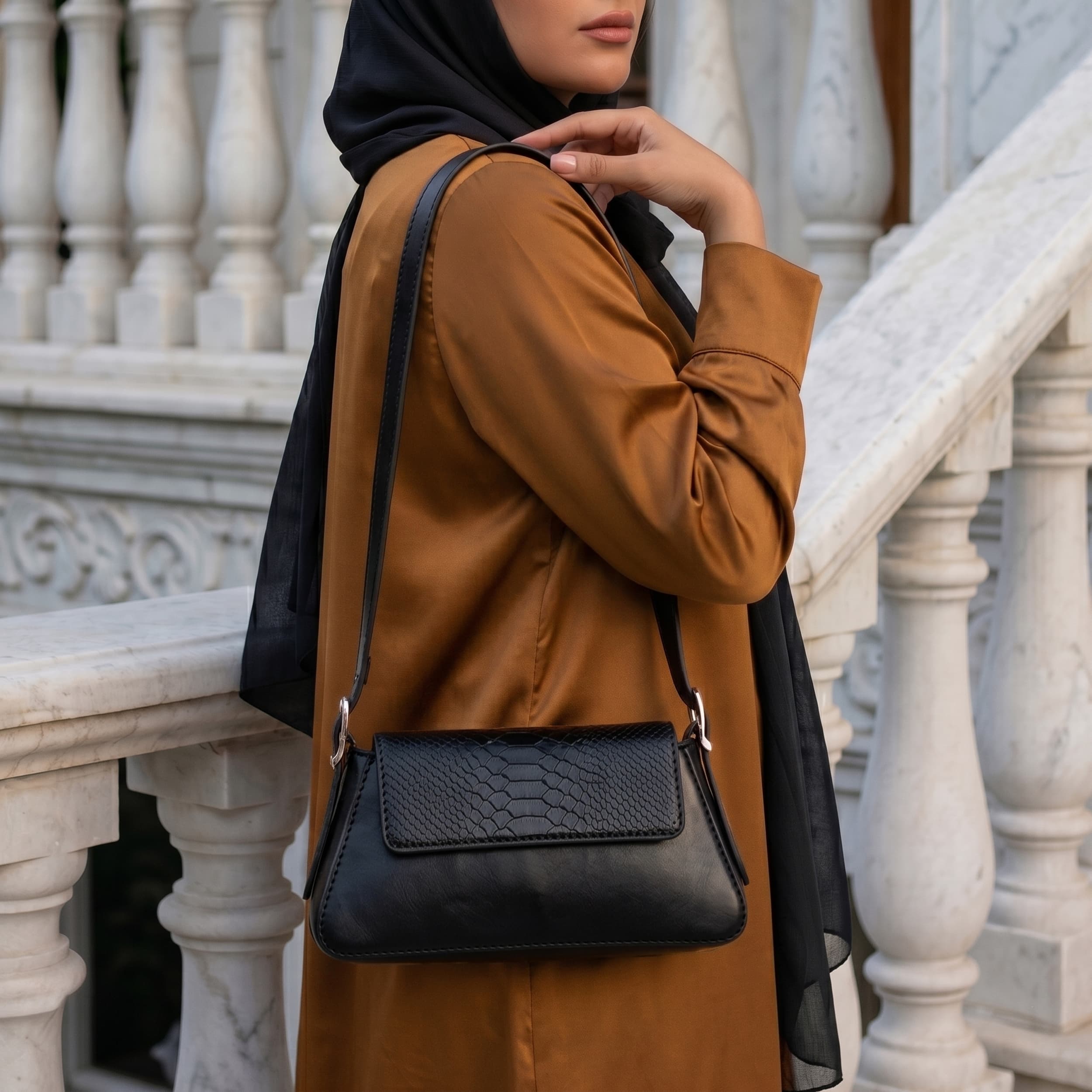 کیف دوش زنانه چرم طبیعی مدل هلنا — تصویر ۶