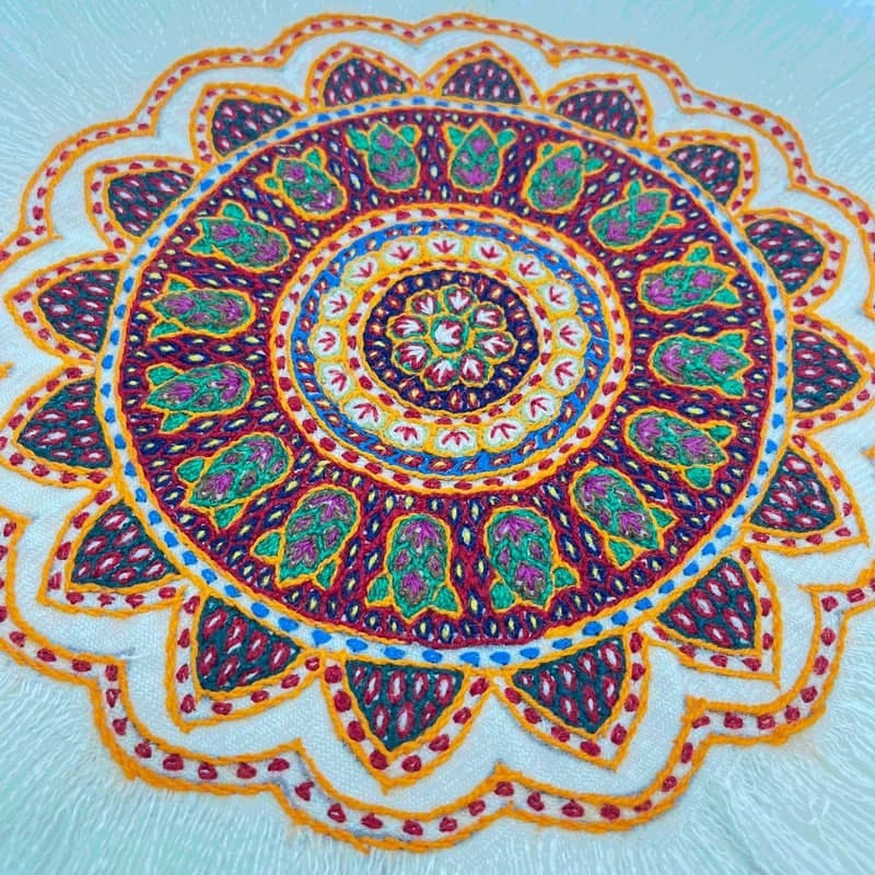 رومیزی پته دوزی مدل زنبق رنگ سفید 25 سانتی — تصویر ۲