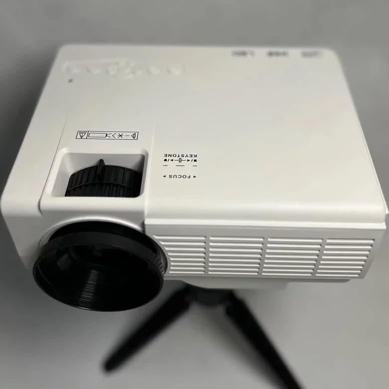 ویدیو پروژکتور دکتر کیو مدل HI-04 | فول اچ‌دی 1080p واقعی | تکنولوژی 3LCD | تصویر 170 اینچ — تصویر ۴