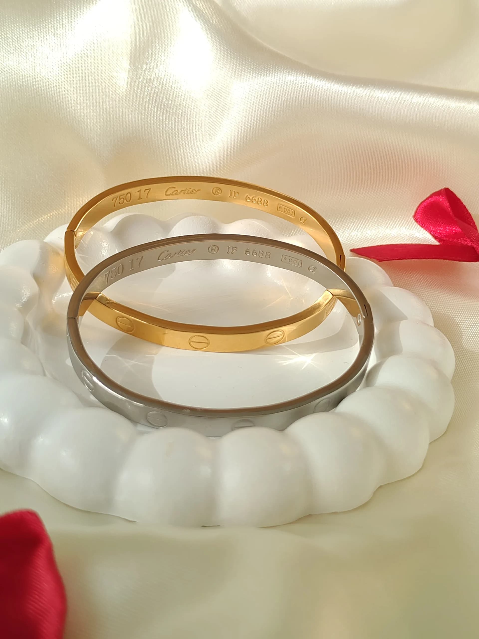 دستبند بنگل کارتیه لاو طرح پیچ طلایی و نقره ای (Cartier Love) — تصویر ۳