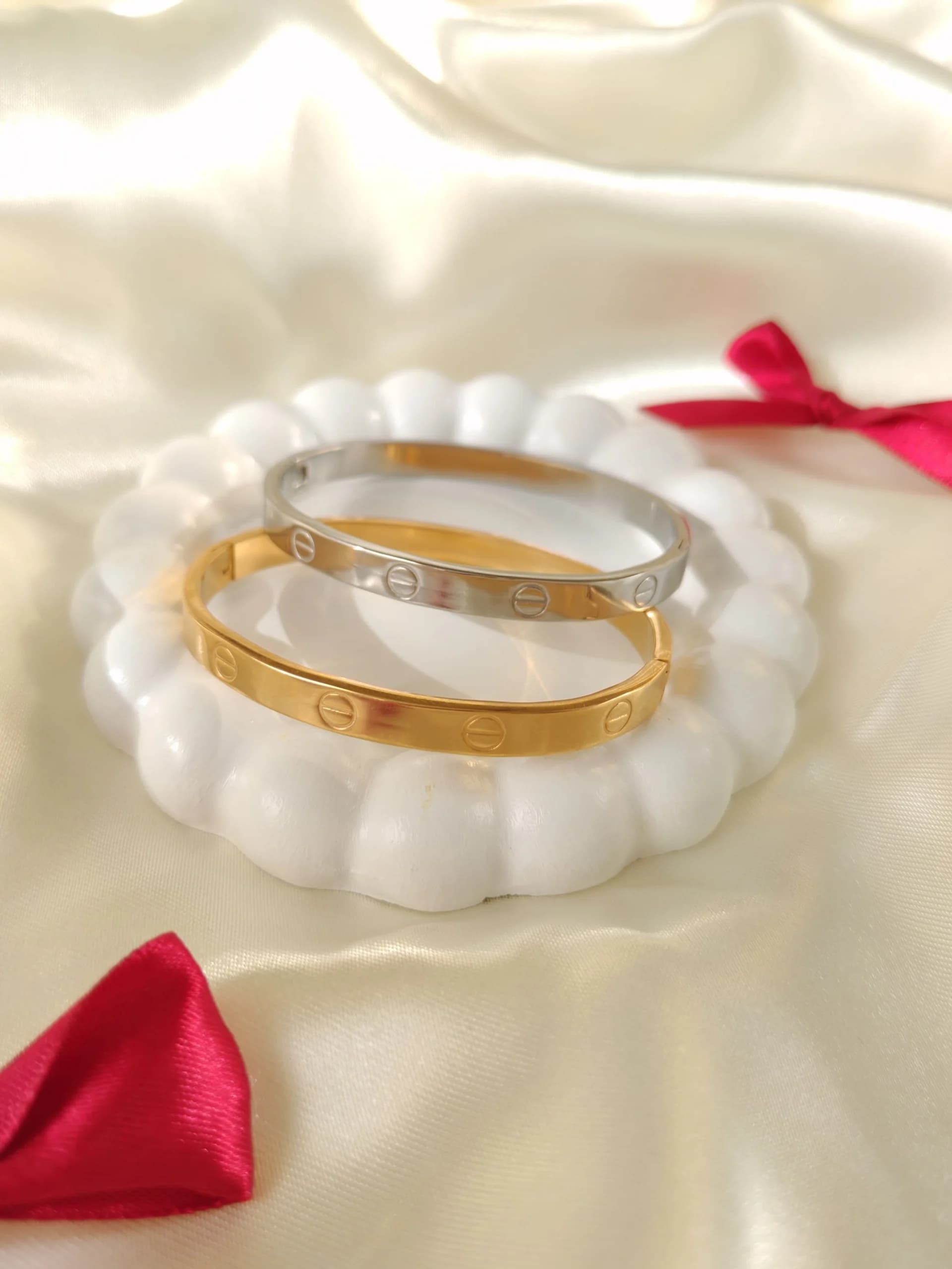 دستبند بنگل کارتیه لاو طرح پیچ طلایی و نقره ای (Cartier Love) — تصویر ۴