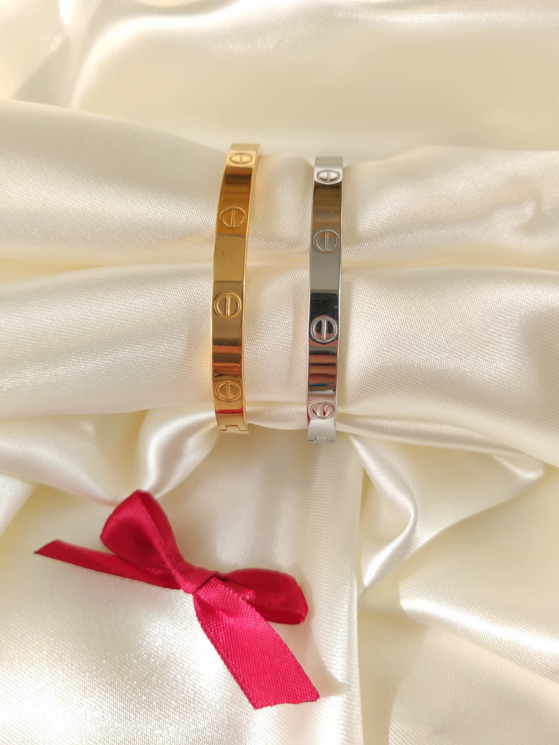 دستبند بنگل کارتیه لاو طرح پیچ طلایی و نقره ای (Cartier Love)