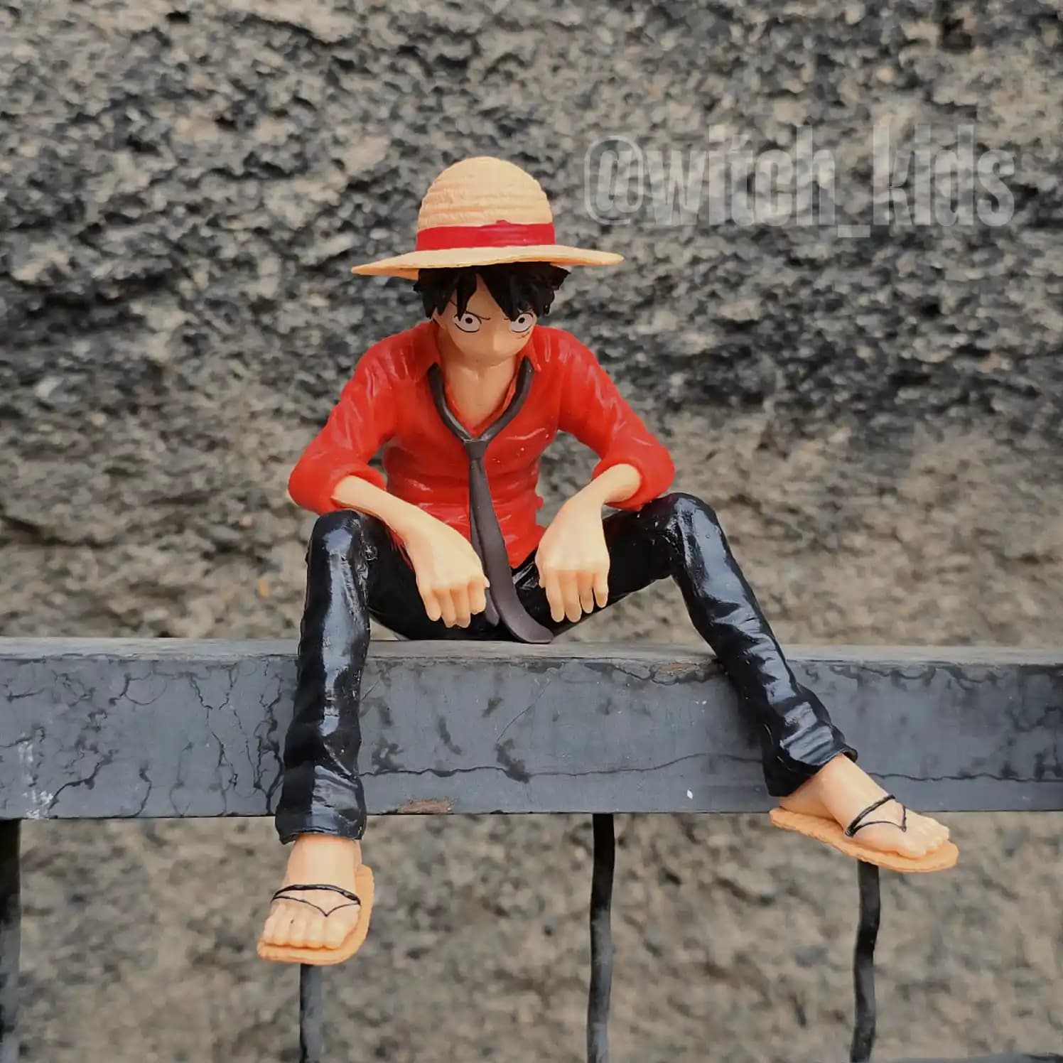 فیگور نشسته لوفی از انیمه وان پیس – One piece