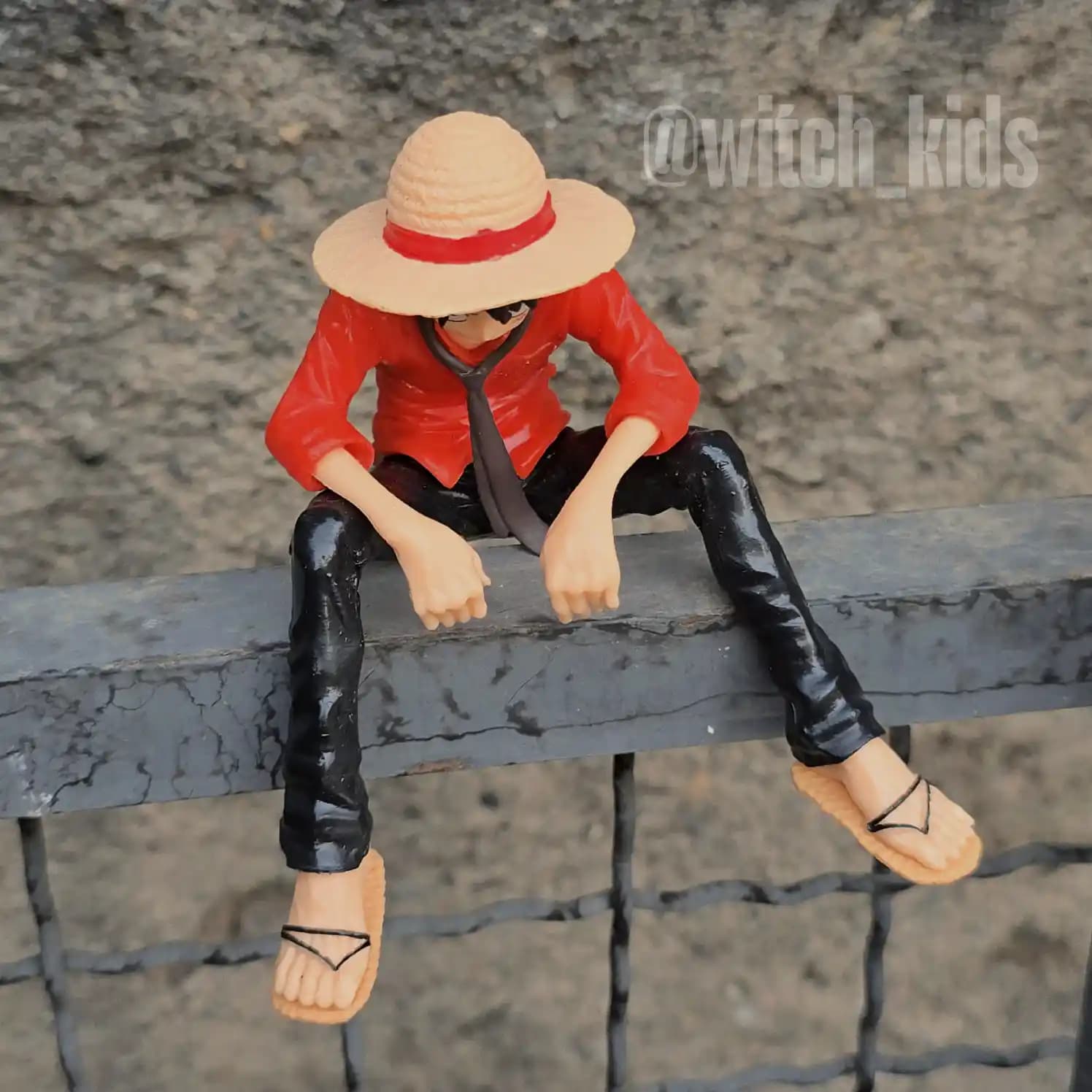 فیگور نشسته لوفی از انیمه وان پیس – One piece — تصویر ۲