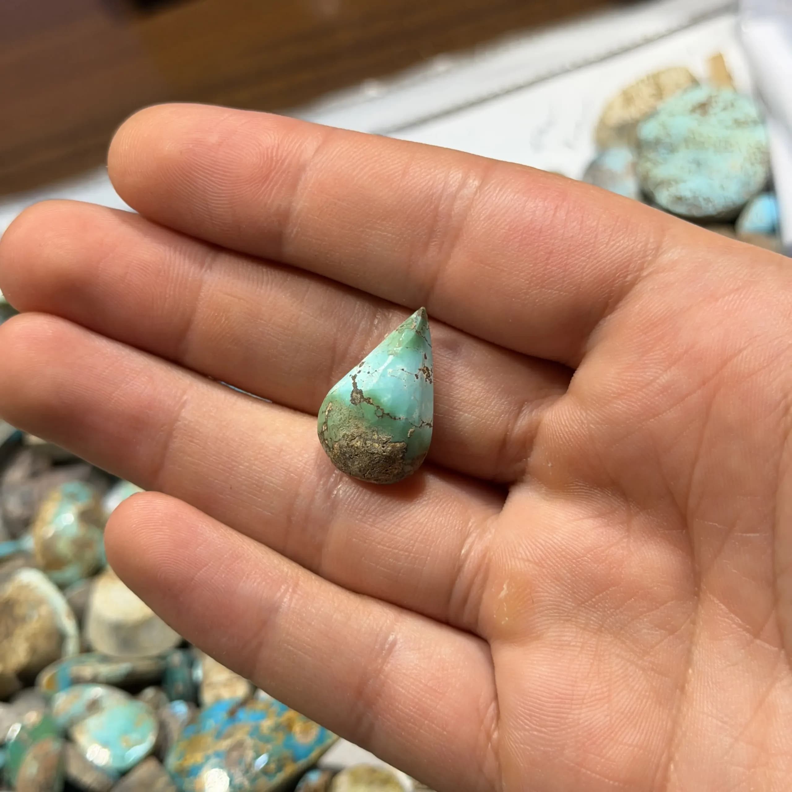 سنگ فیروزه تراش اشکی مناسب ساخت گردنبند کد2638 — تصویر ۲