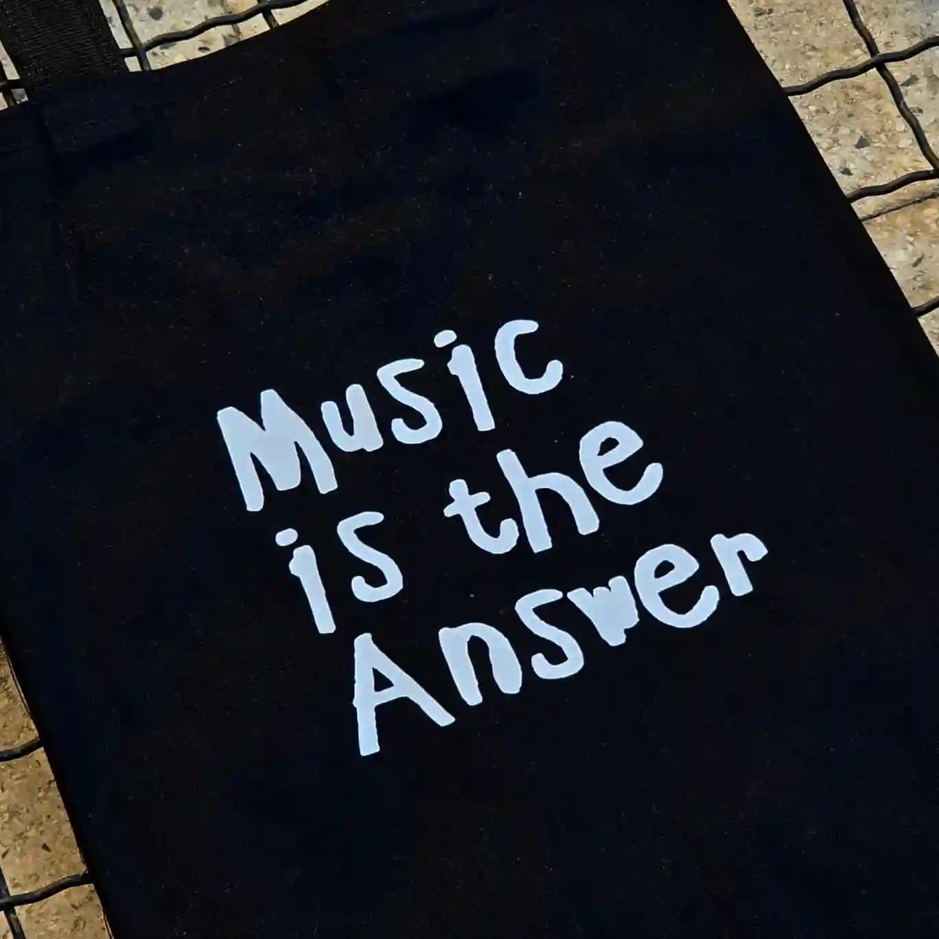 توت بگ پینترستی مشکی | Music Is The Answer 🎧🖤 — تصویر ۲