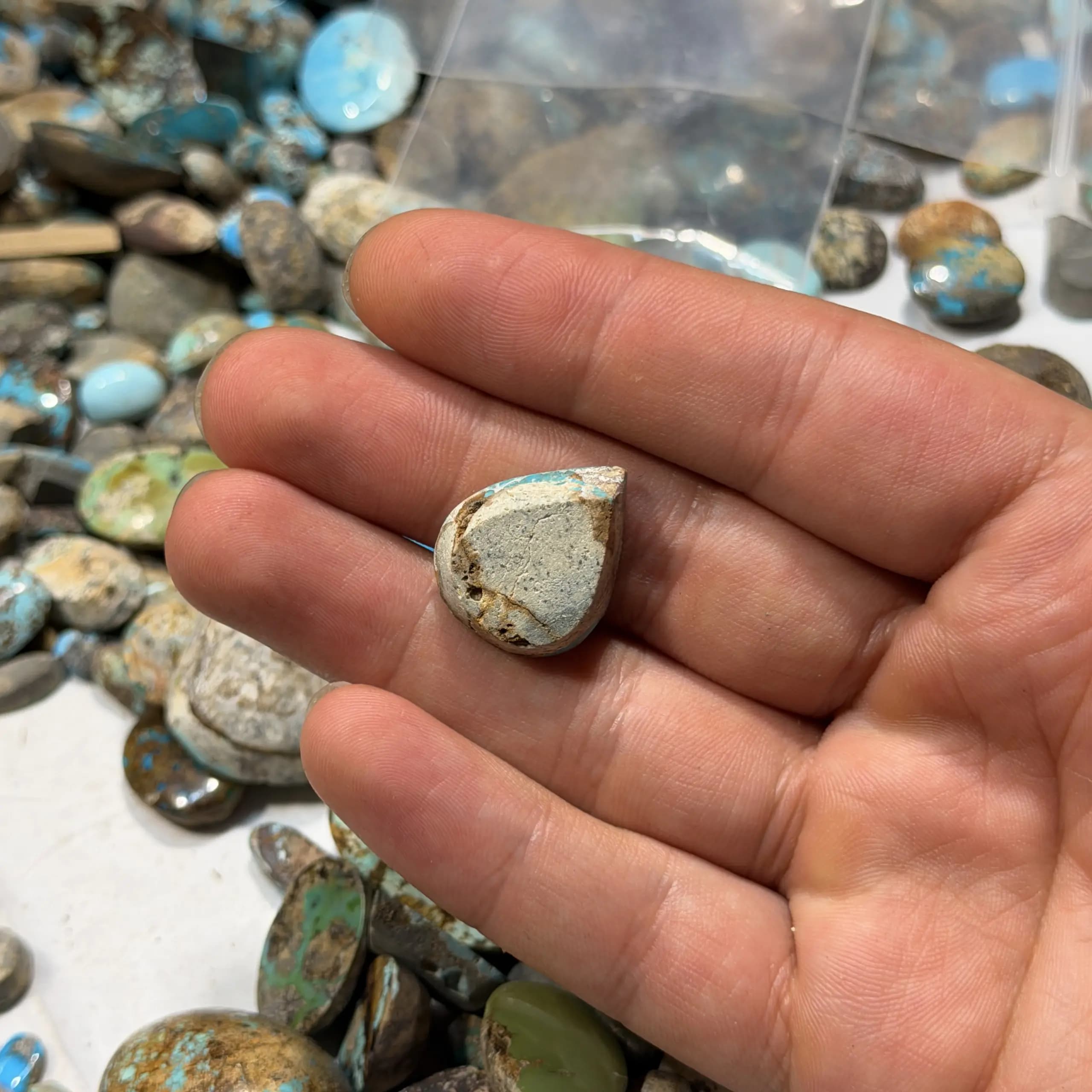 سنگ فیروزه تراش اشکی کد2585 — تصویر ۲