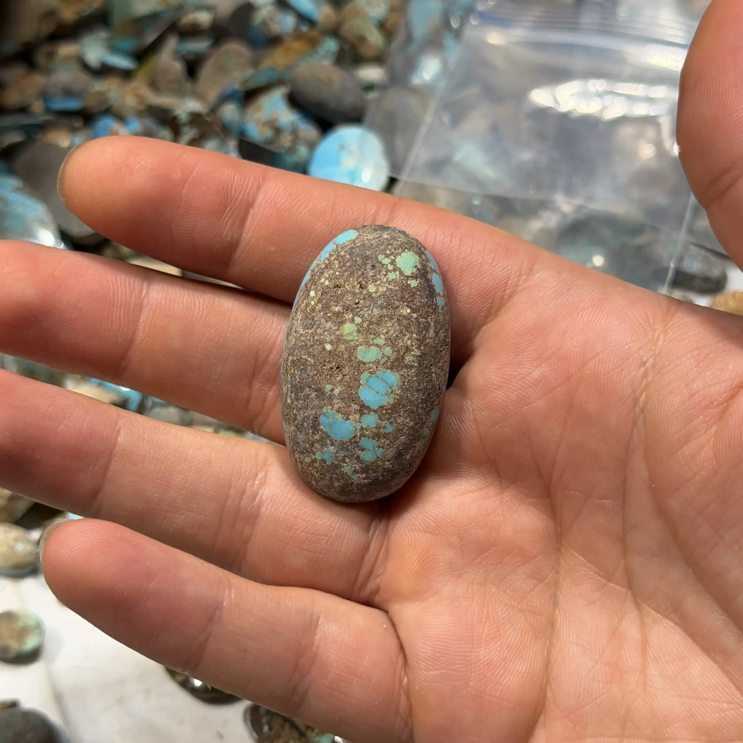 سنگ فیروزه با رگه های طلایی اصل نیشابوری کد2584 — تصویر ۲