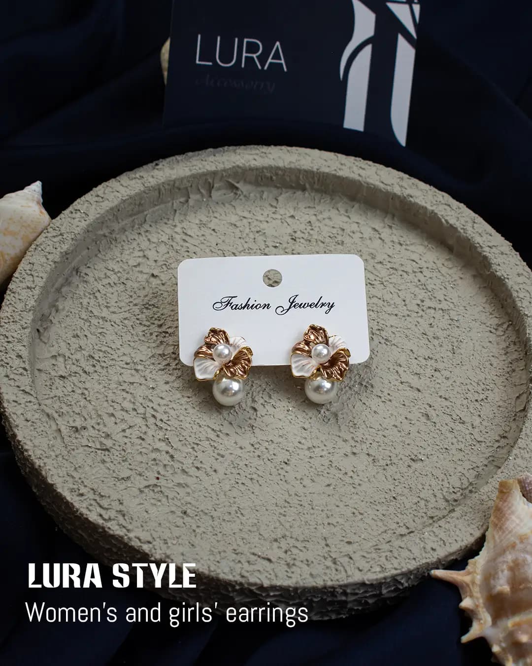 گوشواره گل مینیمال مرواریدی میناکاری سفید موکایی استیل ۱۰۱۰۶۵ — تصویر ۲