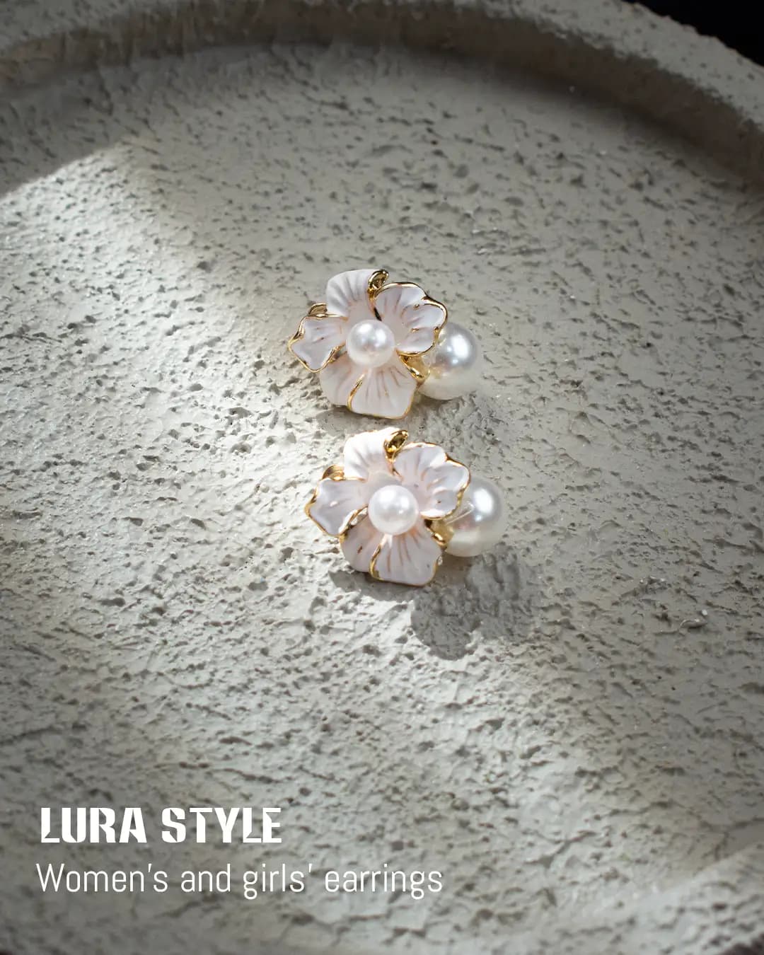 گوشواره میناکاری گل سفید با مروارید آویزدار استیل ۱۰۱۰۶۵
