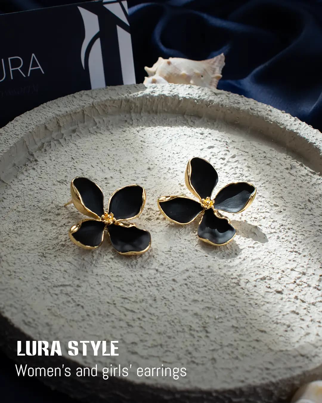 گوشواره طرح گل مشکی قاب طلایی استیل ۱۰۱۰۵۴