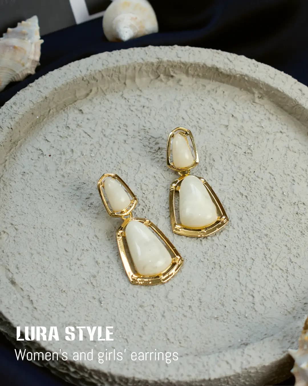 گوشواره میناکاری در دو رنگ شیری و مشکی قاب طلایی استیل ۱۰۱۰۶۳