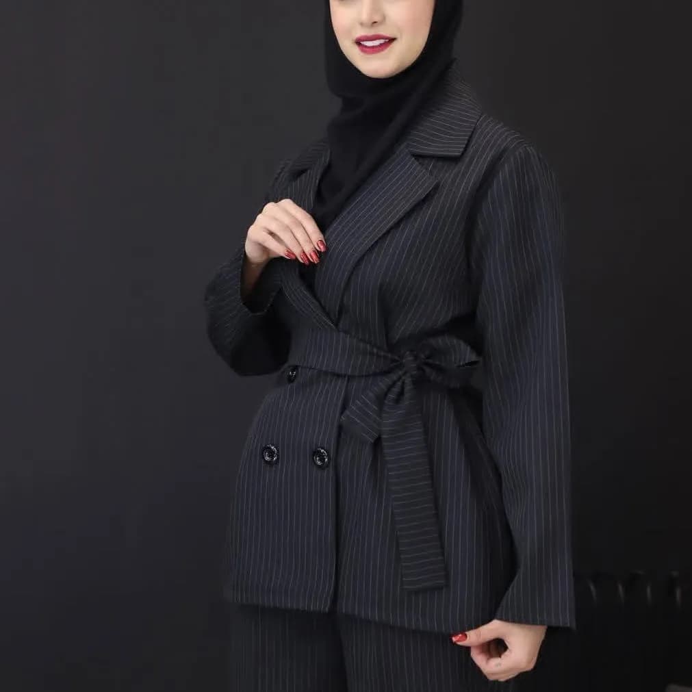 کت شلوار زنانه مدل نسیم اداری و دانشجویی پارچه دیپلمات پرشیا به همراه کمربند — تصویر ۵