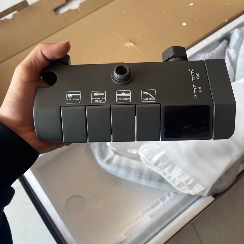 دوش حمام مدل پیانویی نمایشگردار دما تمام برنج برند هایشنگ کد 8099 — تصویر ۶