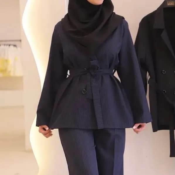 کت شلوار زنانه دیپلمات پرشیا مدل خوشه رنگ مشکی طوسی سورمه ای — تصویر ۳