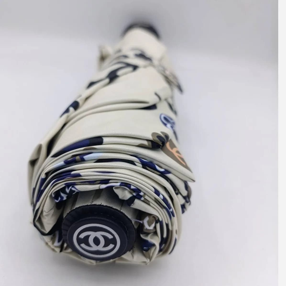چتر اتوماتیک برند چنل CHANEL ضد باد با پارچه نانو و جعبه کادویی رنگ کرم نخودی — تصویر ۶