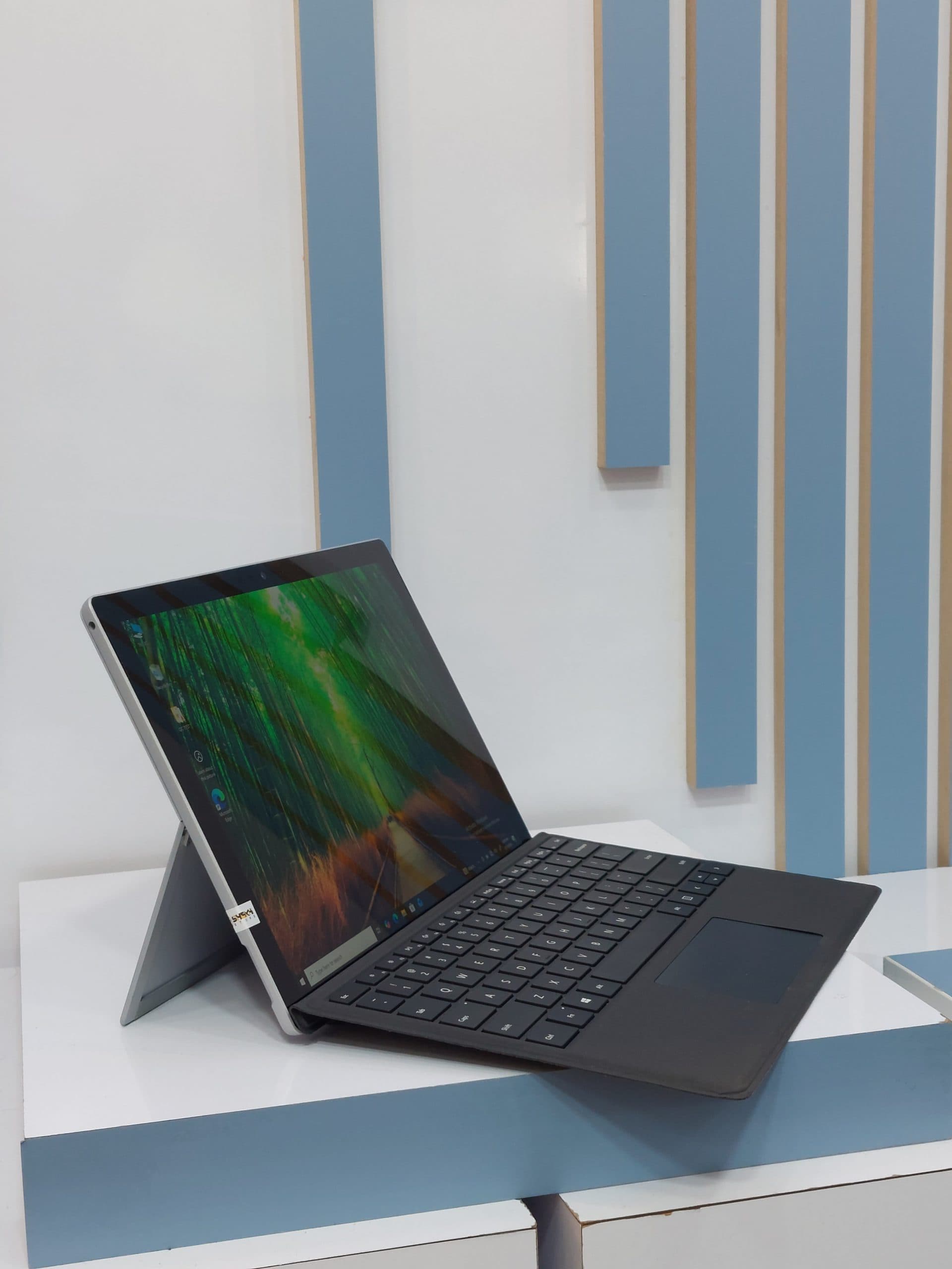 لپ تاپ سیم کارت خورSURFACE PRO 5|corei5-7300U|8 GB|256 SSD|12.3 inch HD|12.3 inch 2 K TOUCH — تصویر ۴