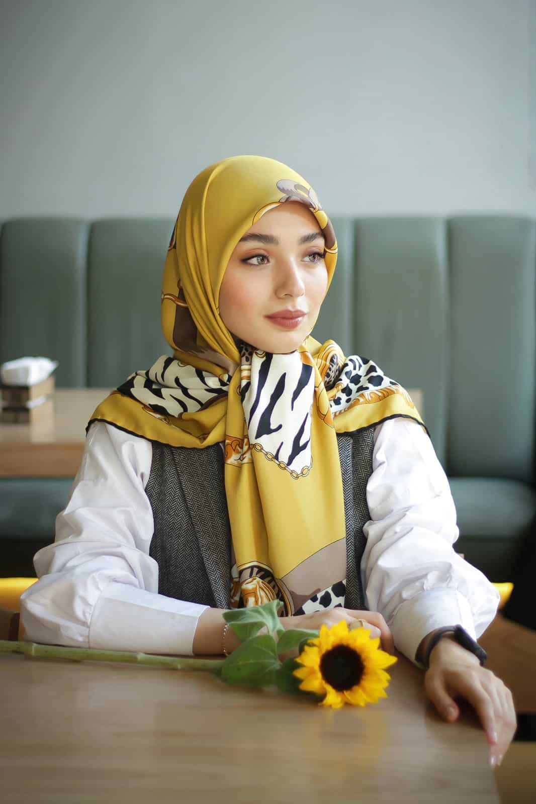 روسری ابریشم توییل ۸۲۳ — تصویر ۶