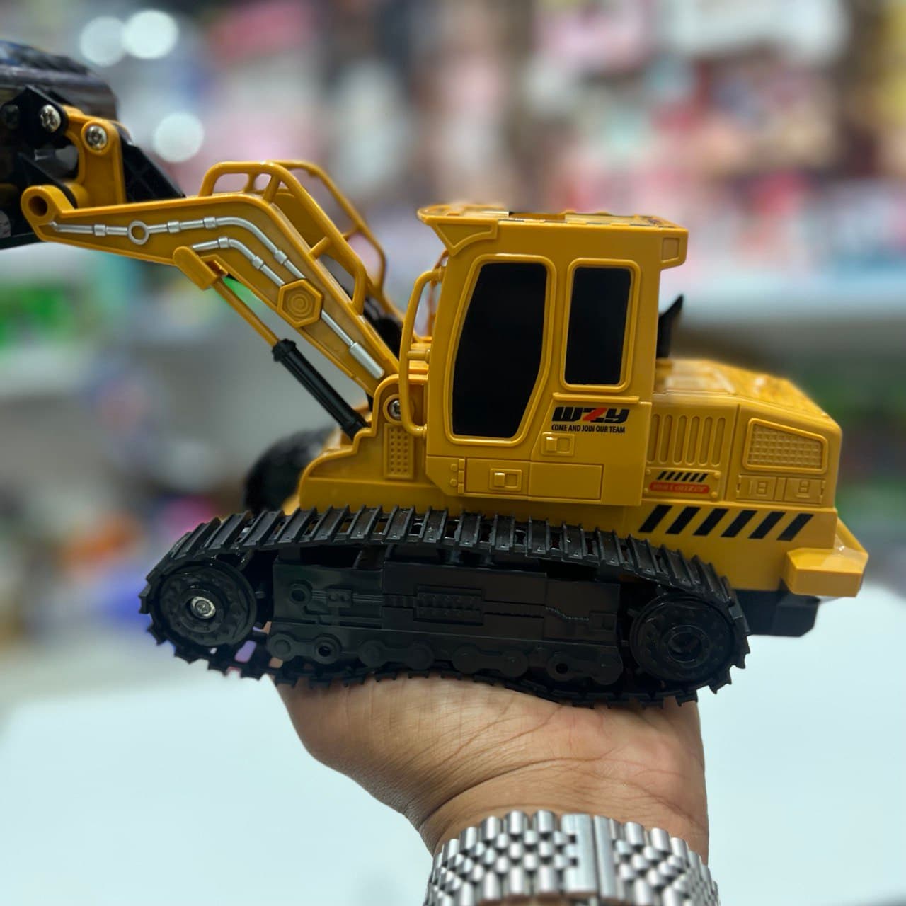 اسباب بازی لودر کنترلی زنجیری مدل 690/c1 برند Engineering زرد — تصویر ۴