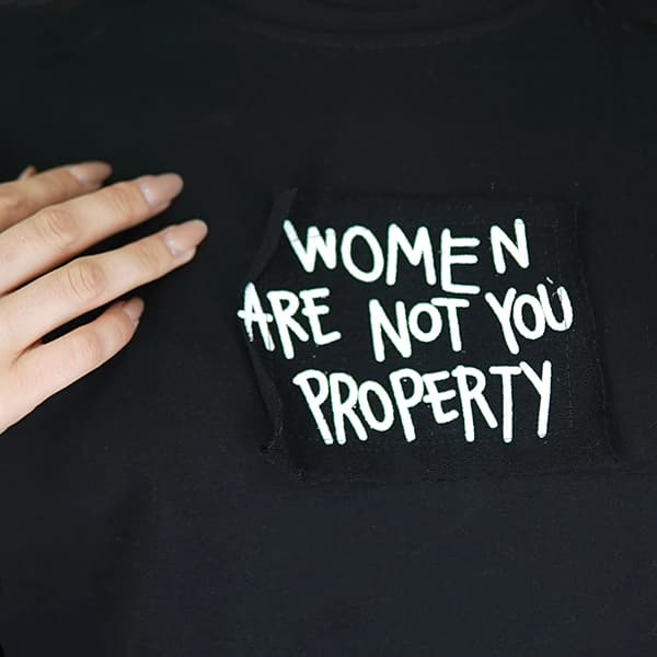 تیشرت باکسی WOMEN ARE NOT YOUR PROPERTY کد 569 — تصویر ۴