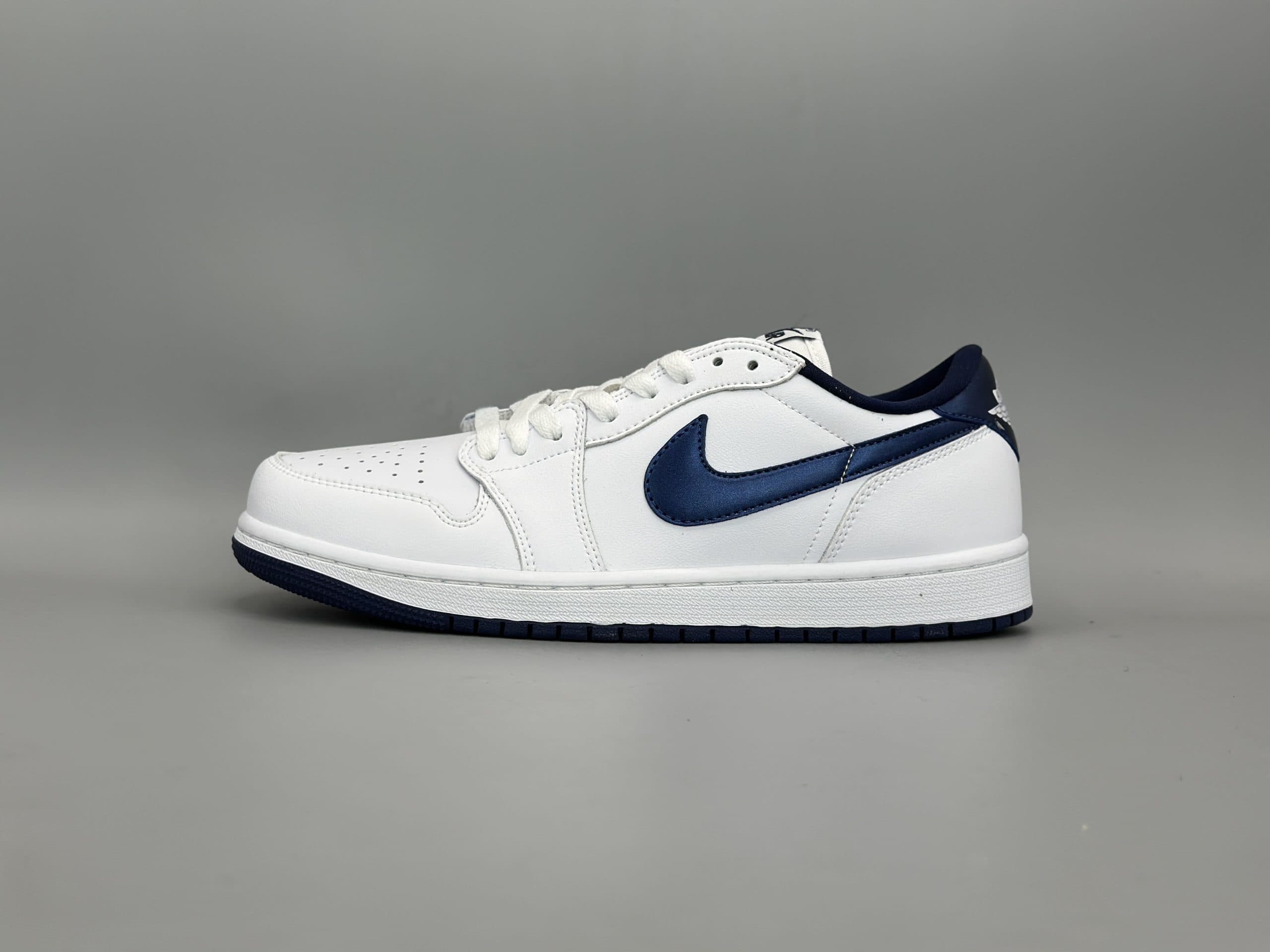 کتانی نایکی جردن1لو سفید سرمه ای متالیک/Nike Air Jordan 1 low