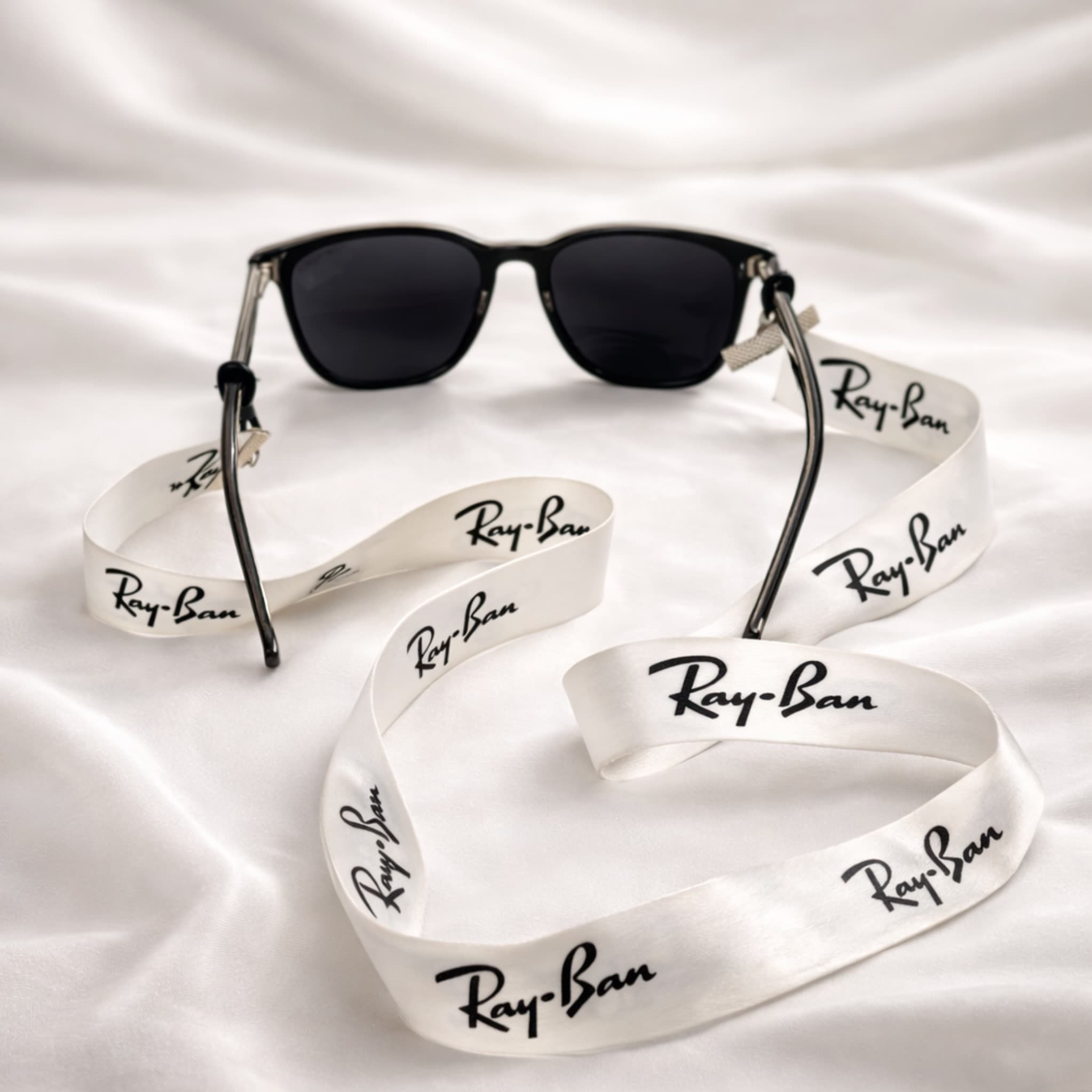 بند عینک پارچه‌ای طرح Ray-Ban سفید — تصویر ۵