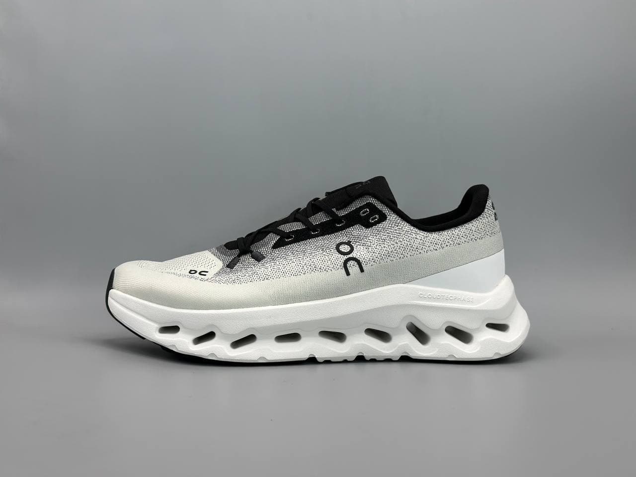 کتانی آن رانینگ کلود تیلت سفید مشکی/On Running