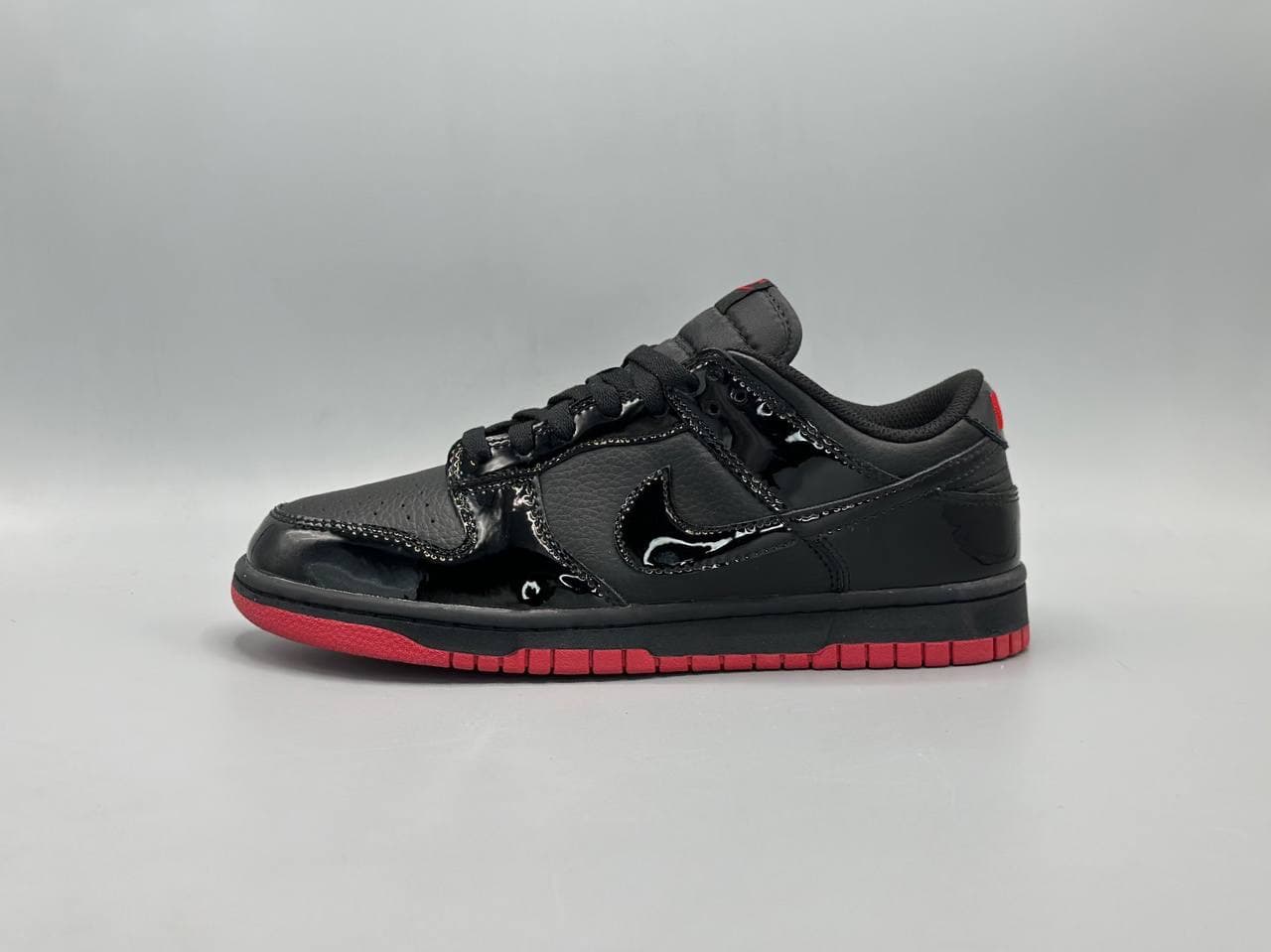 کتانی نایکی اس بی دانک لو ورنی مشکی قرمز/Nike SB Dunk